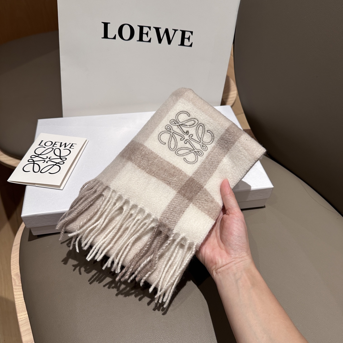
 【▪Loewe · 罗意威难得一见的温柔配色，低调又不失优雅❗】重点推荐❗双面配色，一条围巾两种风格