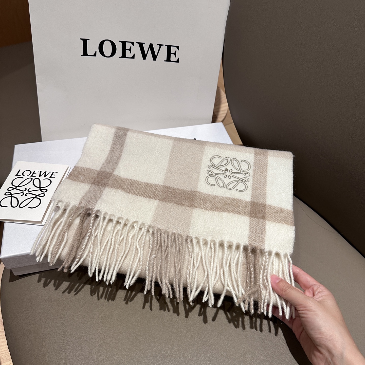
 【▪Loewe · 罗意威难得一见的温柔配色，低调又不失优雅❗】重点推荐❗双面配色，一条围巾两种风格