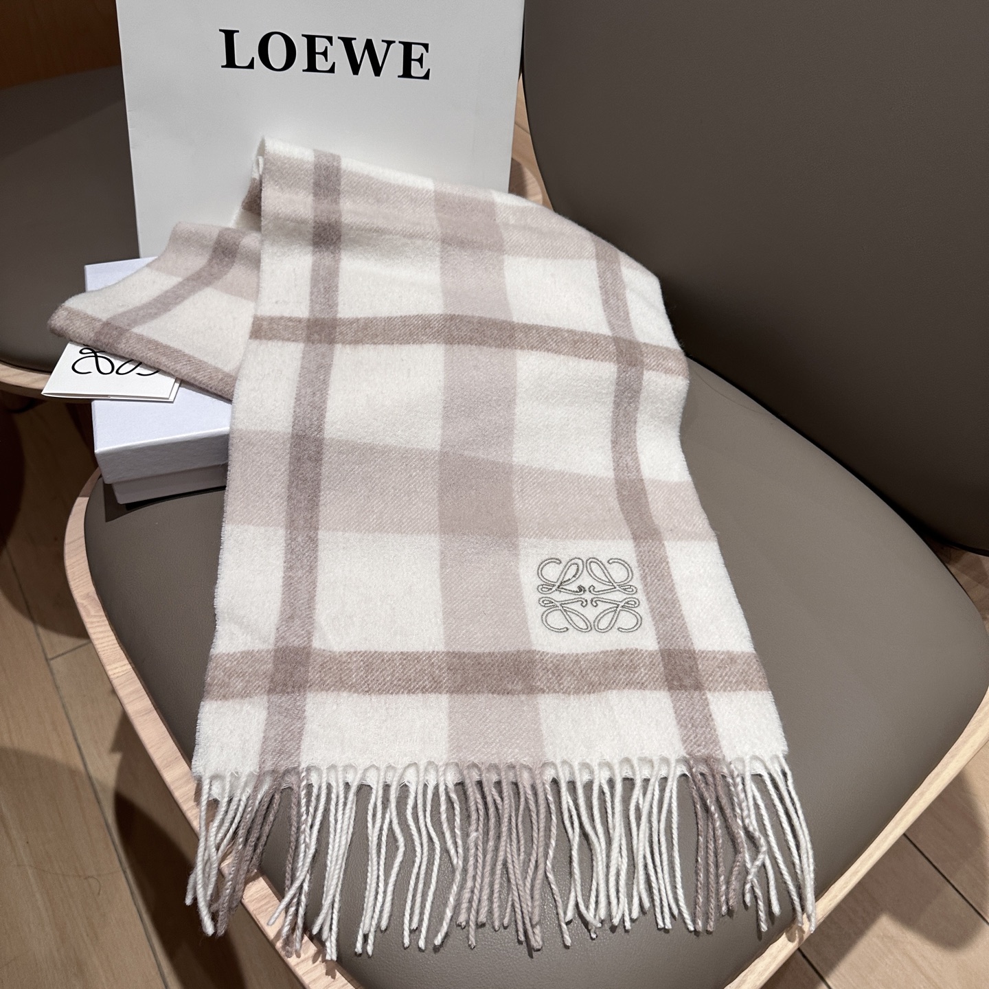 
 【▪Loewe · 罗意威难得一见的温柔配色，低调又不失优雅❗】重点推荐❗双面配色，一条围巾两种风格