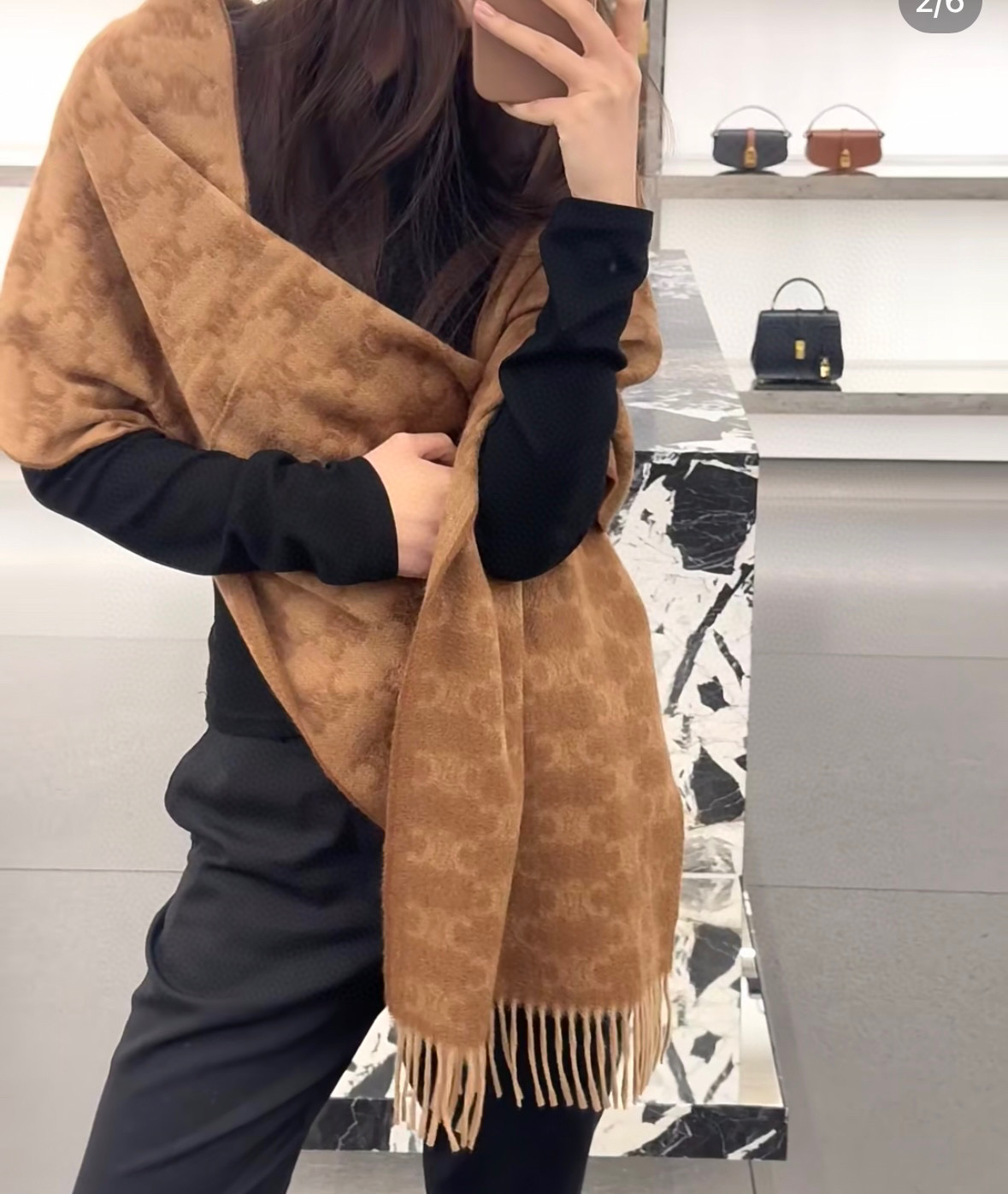 NO:341114,Celine CELlNE Xiaohongshu hits, new products on the official website are classic!  !  Great feel!  It’s super comfortable~ You’re just that short of this winter~ It’s warm and fashionable!  Welcome to choose!! The size is about 30*180 high-version scarf, high-version scarf19860909塞琳CELlNE小红书爆款,官网新品经典！！手感一级棒！暖暖哒超级舒服～这个冬天你就差这么一啦～又保暖又时尚！欢迎选择!!尺寸丈约30*180高版本围巾,高版本围巾,scarf