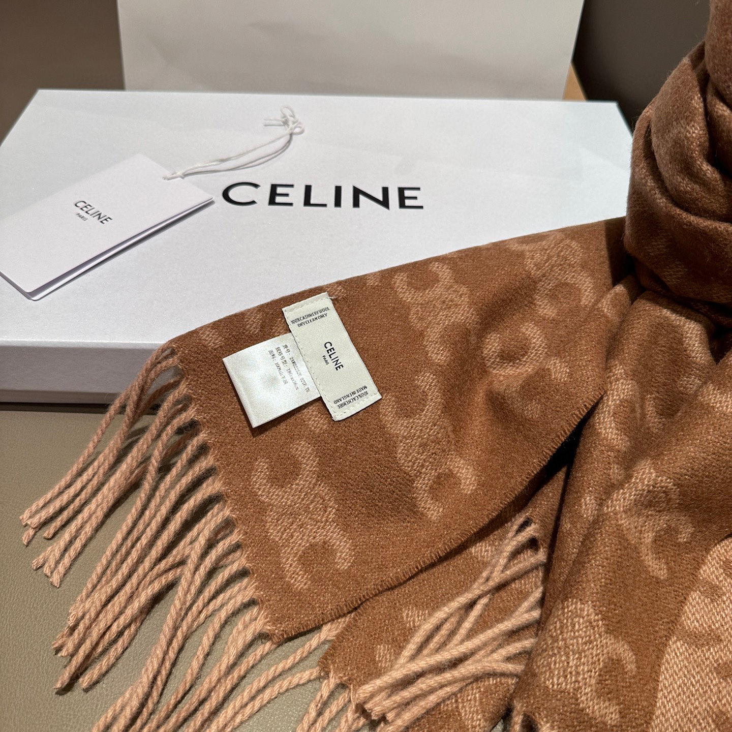 
塞琳CELlNE小红书爆款，官网新品经典！➕！手感一级棒！暖暖哒超级舒服～这个冬天你就差这么一啦～又保