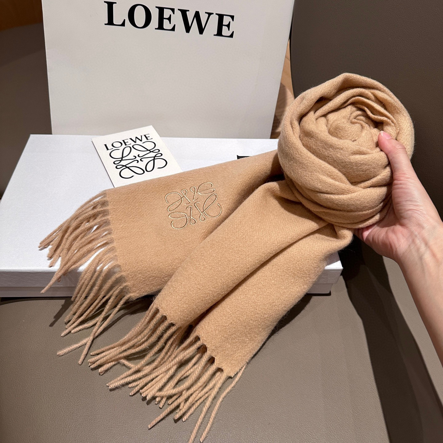 
太美了😍罗意威 情侣款 美到要尖叫😱最新款🎊英伦欧美范儿 又是一款即时尚又实用的大围巾&长巾，🎆撞色的