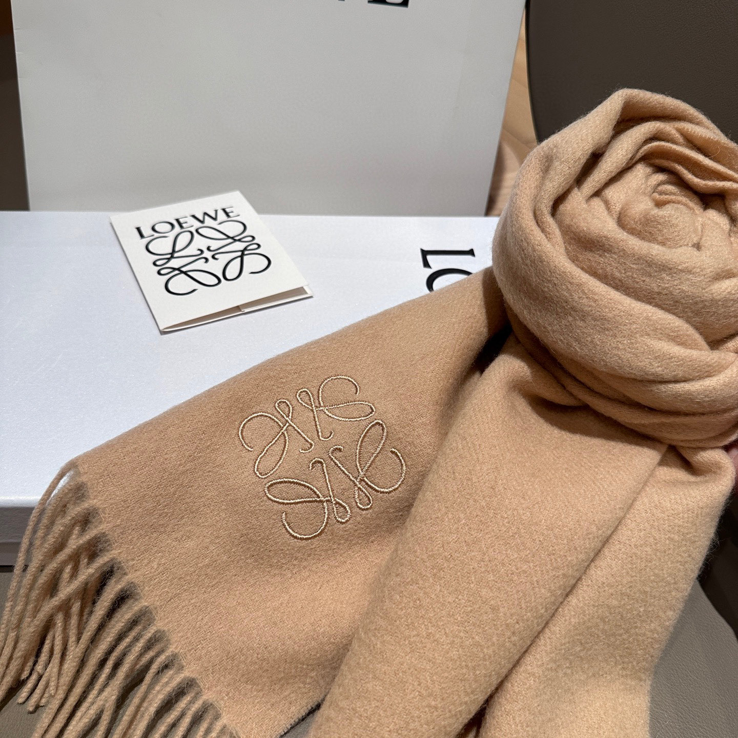 
太美了😍罗意威 情侣款 美到要尖叫😱最新款🎊英伦欧美范儿 又是一款即时尚又实用的大围巾&长巾，🎆撞色的