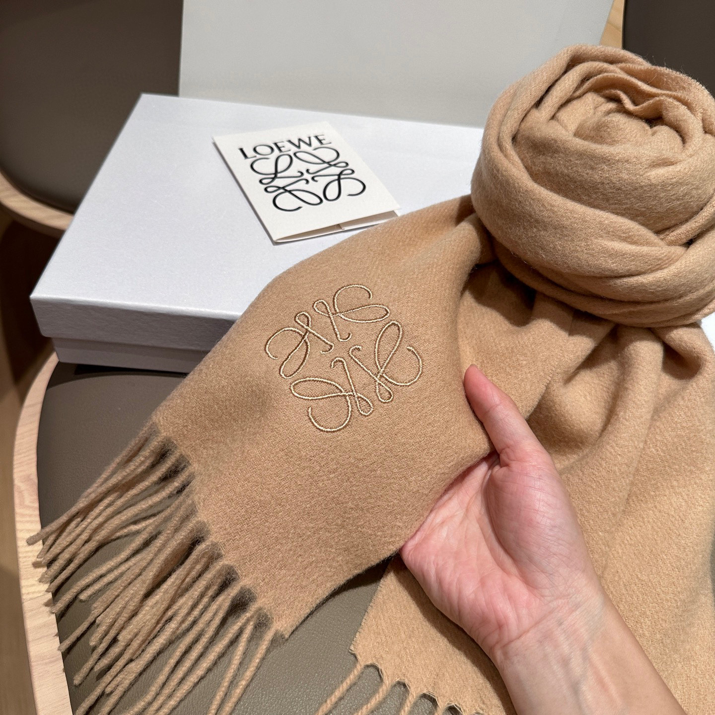 
太美了😍罗意威 情侣款 美到要尖叫😱最新款🎊英伦欧美范儿 又是一款即时尚又实用的大围巾&长巾，🎆撞色的