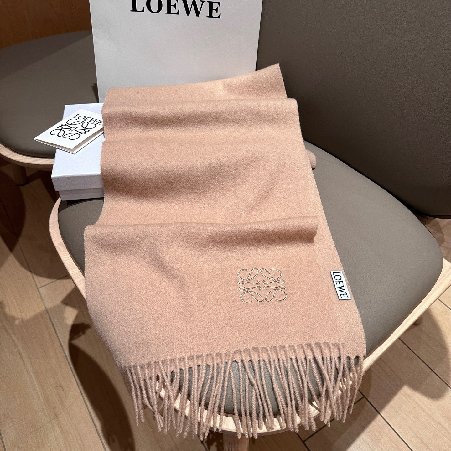 
太美了😍罗意威 情侣款 美到要尖叫😱最新款🎊英伦欧美范儿 又是一款即时尚又实用的大围巾&长巾，🎆撞色的