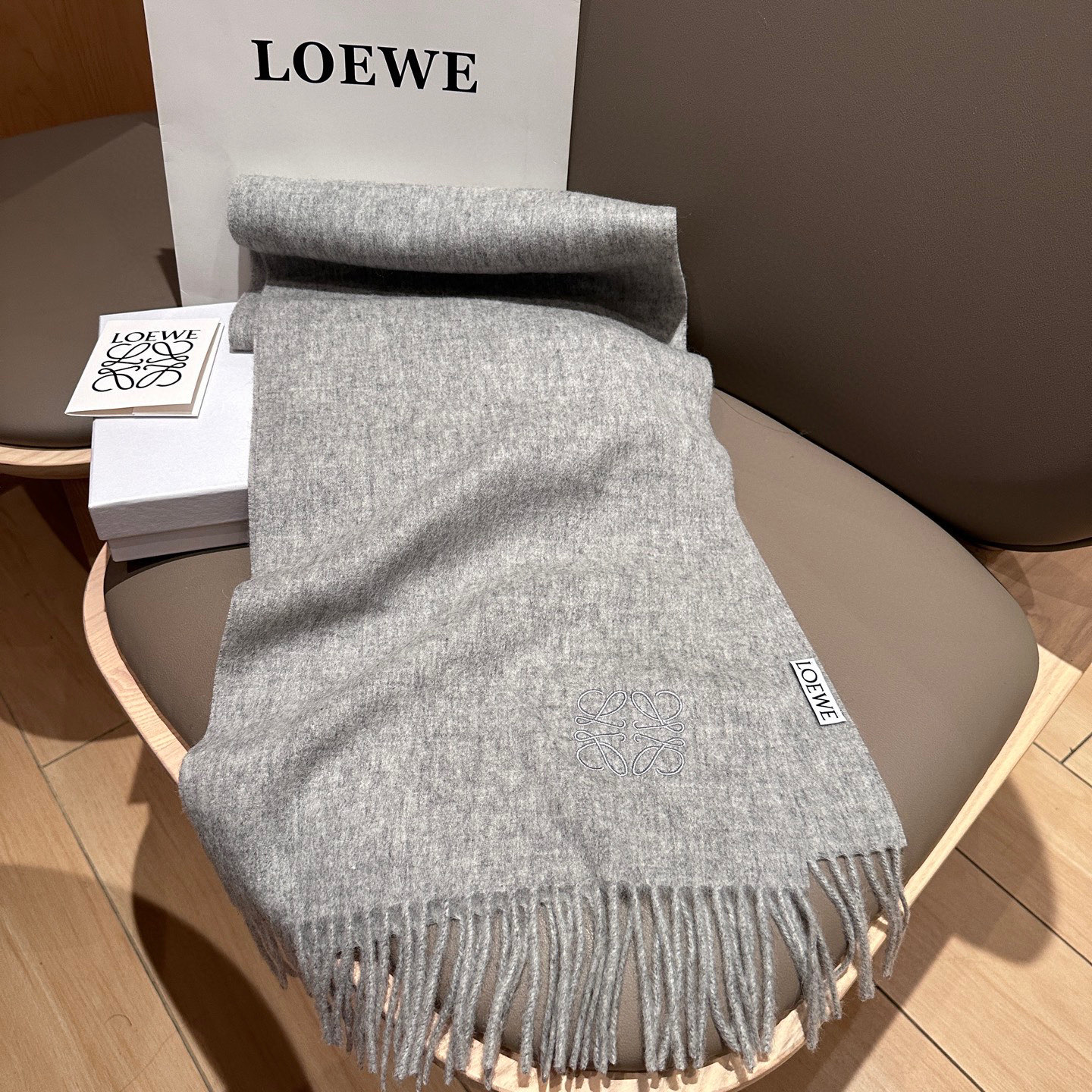 
太美了😍罗意威 情侣款 美到要尖叫😱最新款🎊英伦欧美范儿 又是一款即时尚又实用的大围巾&长巾，🎆撞色的