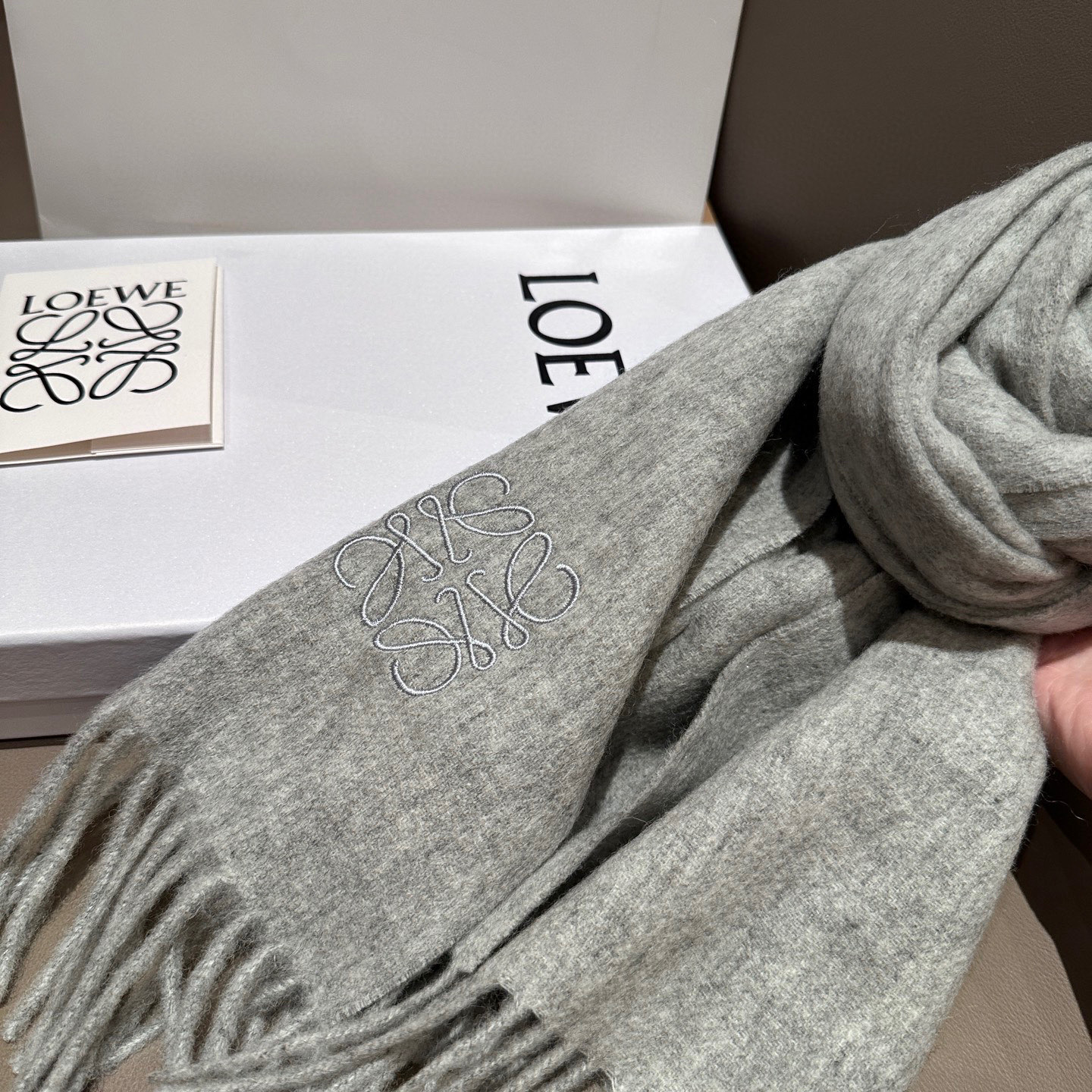 
太美了😍罗意威 情侣款 美到要尖叫😱最新款🎊英伦欧美范儿 又是一款即时尚又实用的大围巾&长巾，🎆撞色的