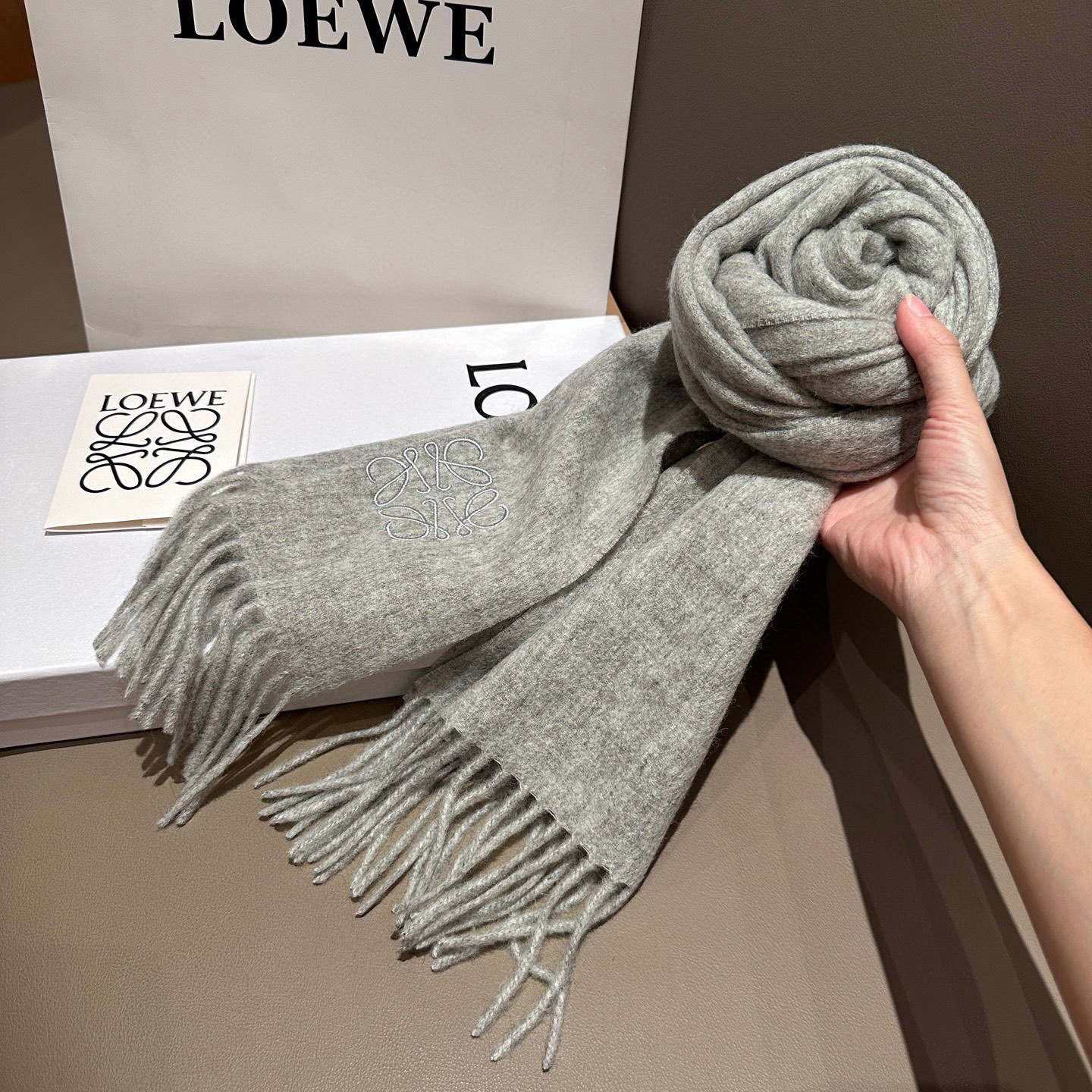 
太美了😍罗意威 情侣款 美到要尖叫😱最新款🎊英伦欧美范儿 又是一款即时尚又实用的大围巾&长巾，🎆撞色的