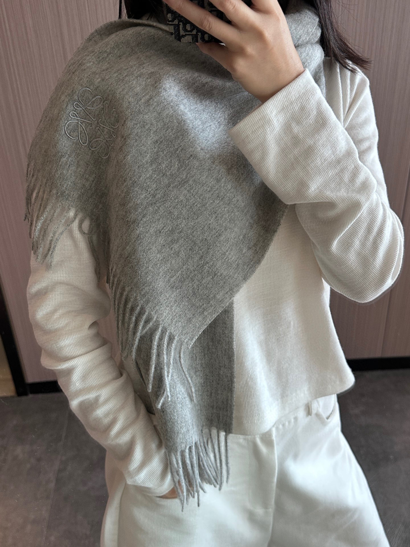 NO:341133,So beautiful, Lo Yiwei, couples, so beautiful that you want to scream the latest British, European and American style. Another fashionable and practical big scarf & long scarf. The contrasting color matching is very coordinated. The scarf feels soft and it is fashionable and warm when worn. It is elegant and stylish. For plaid controls, don't miss it. The size is 30*164+8*2. Please quickly grab the high-end scarf, high-end scarf, loewe19860909太美了罗意威 情侣款 美到要尖叫最新款英伦欧美范儿 又是一款即时尚又实用的大围巾&长巾,撞色的颜色搭配很协调,围巾手感柔软,戴起来时尚暖和,大气有范儿,格子控们,不要错过哦,尺寸30*164+8*2,亲们速度开抢高版本围巾,高版本围巾,loewe,scarf