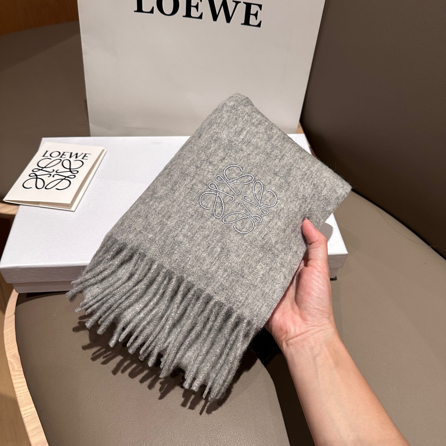 
太美了😍罗意威 情侣款 美到要尖叫😱最新款🎊英伦欧美范儿 又是一款即时尚又实用的大围巾&长巾，🎆撞色的