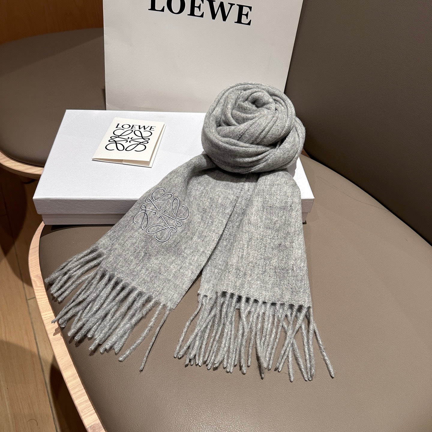 
太美了😍罗意威 情侣款 美到要尖叫😱最新款🎊英伦欧美范儿 又是一款即时尚又实用的大围巾&长巾，🎆撞色的