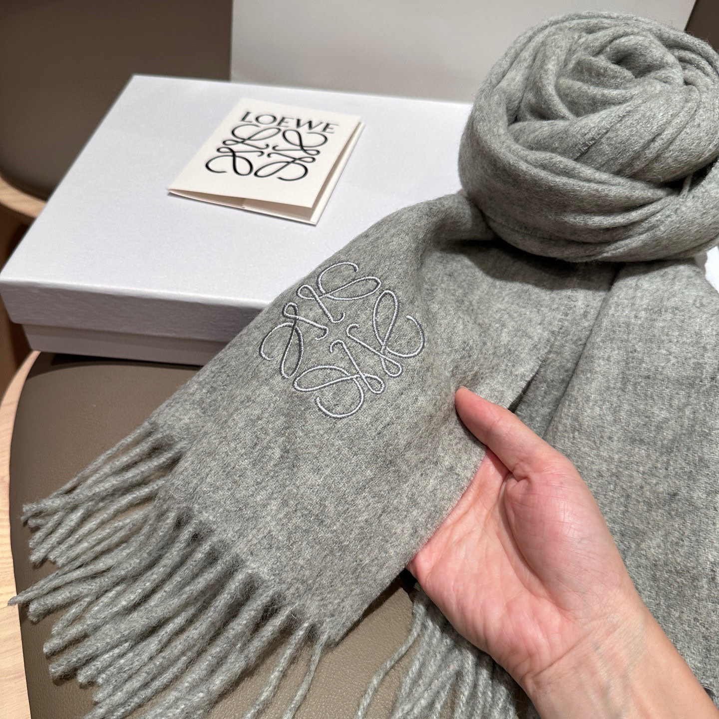 
太美了😍罗意威 情侣款 美到要尖叫😱最新款🎊英伦欧美范儿 又是一款即时尚又实用的大围巾&长巾，🎆撞色的