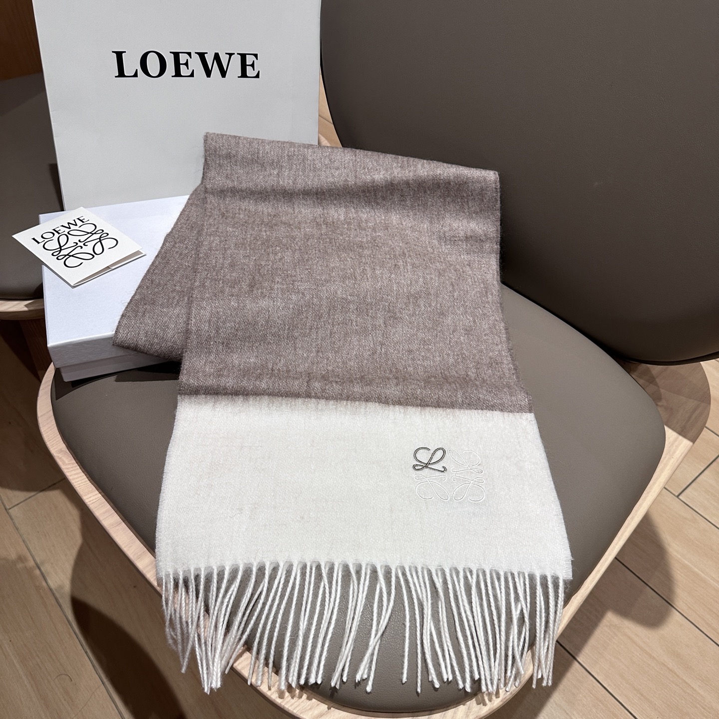 
太美了😍罗意威 情侣款 美到要尖叫😱最新款🎊英伦欧美范儿 又是一款即时尚又实用的大围巾&长巾，🎆撞色的