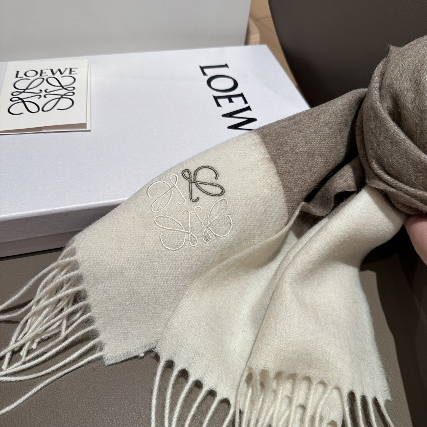 
太美了😍罗意威 情侣款 美到要尖叫😱最新款🎊英伦欧美范儿 又是一款即时尚又实用的大围巾&长巾，🎆撞色的