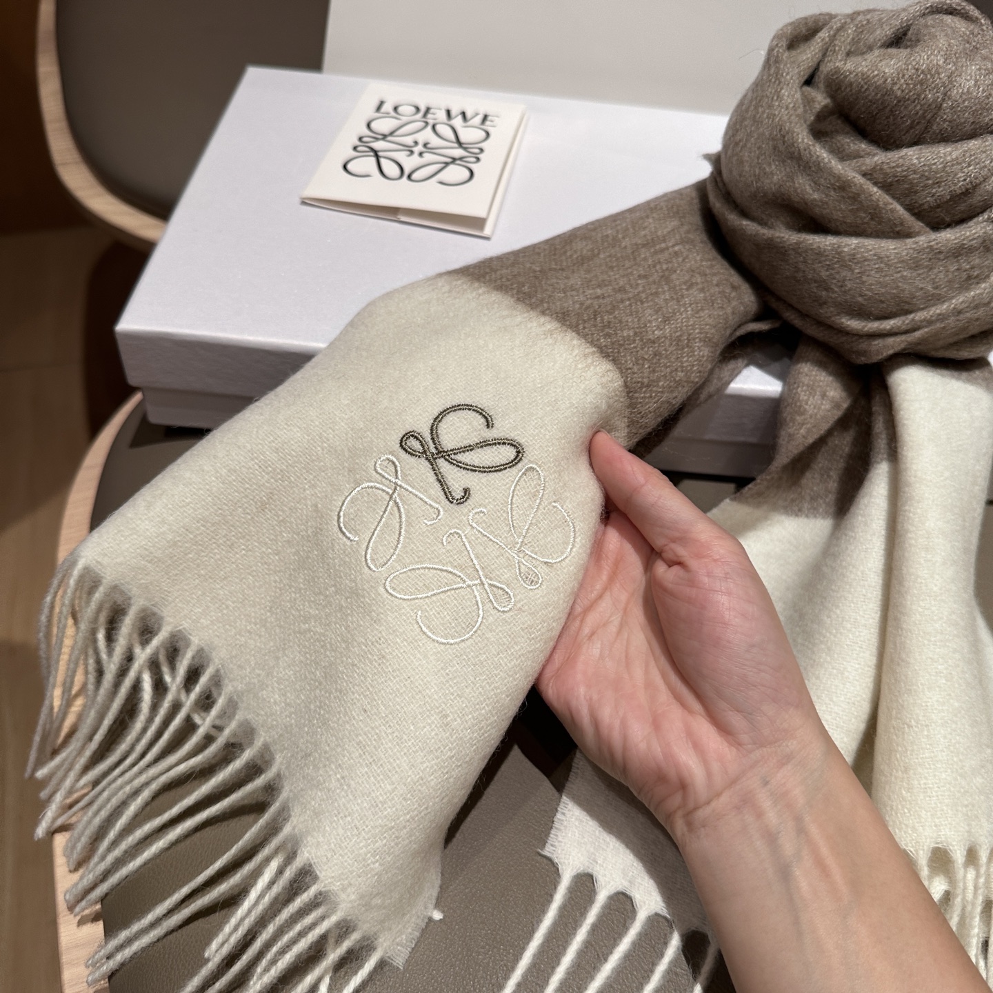 
太美了😍罗意威 情侣款 美到要尖叫😱最新款🎊英伦欧美范儿 又是一款即时尚又实用的大围巾&长巾，🎆撞色的