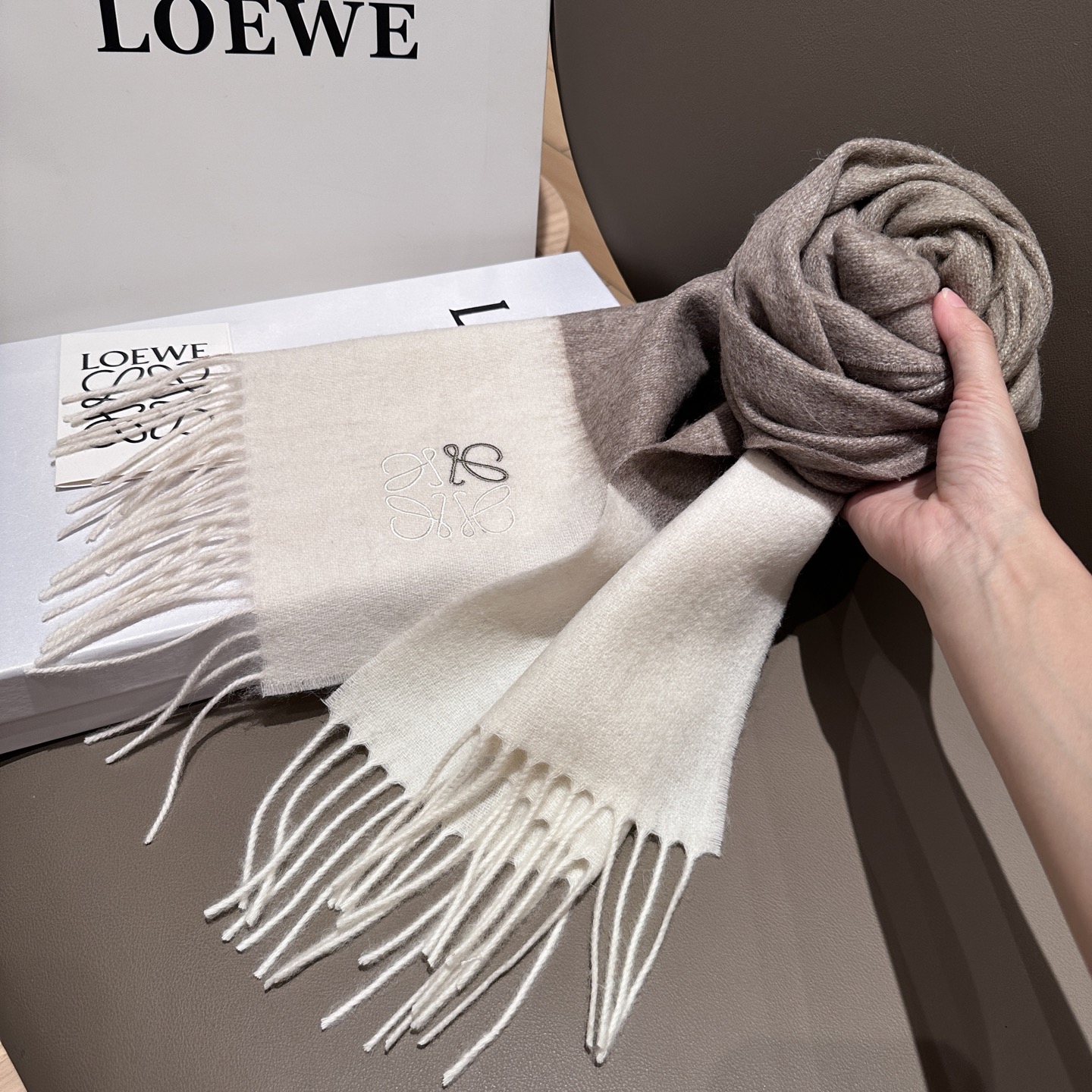 
太美了😍罗意威 情侣款 美到要尖叫😱最新款🎊英伦欧美范儿 又是一款即时尚又实用的大围巾&长巾，🎆撞色的