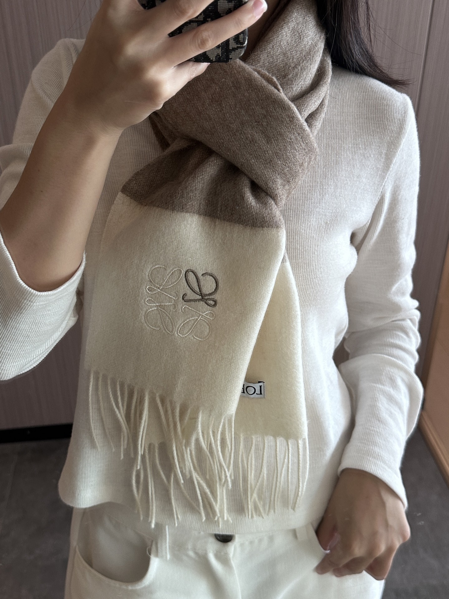 
太美了😍罗意威 情侣款 美到要尖叫😱最新款🎊英伦欧美范儿 又是一款即时尚又实用的大围巾&长巾，🎆撞色的