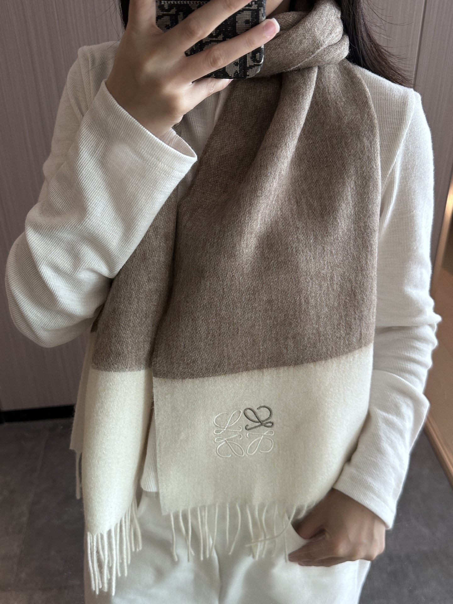 
太美了😍罗意威 情侣款 美到要尖叫😱最新款🎊英伦欧美范儿 又是一款即时尚又实用的大围巾&长巾，🎆撞色的