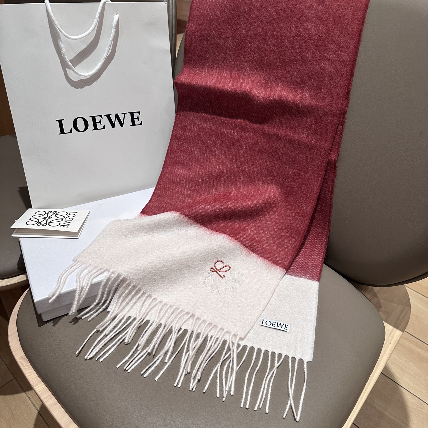 
太美了😍罗意威 情侣款 美到要尖叫😱最新款🎊英伦欧美范儿 又是一款即时尚又实用的大围巾&长巾，🎆撞色的