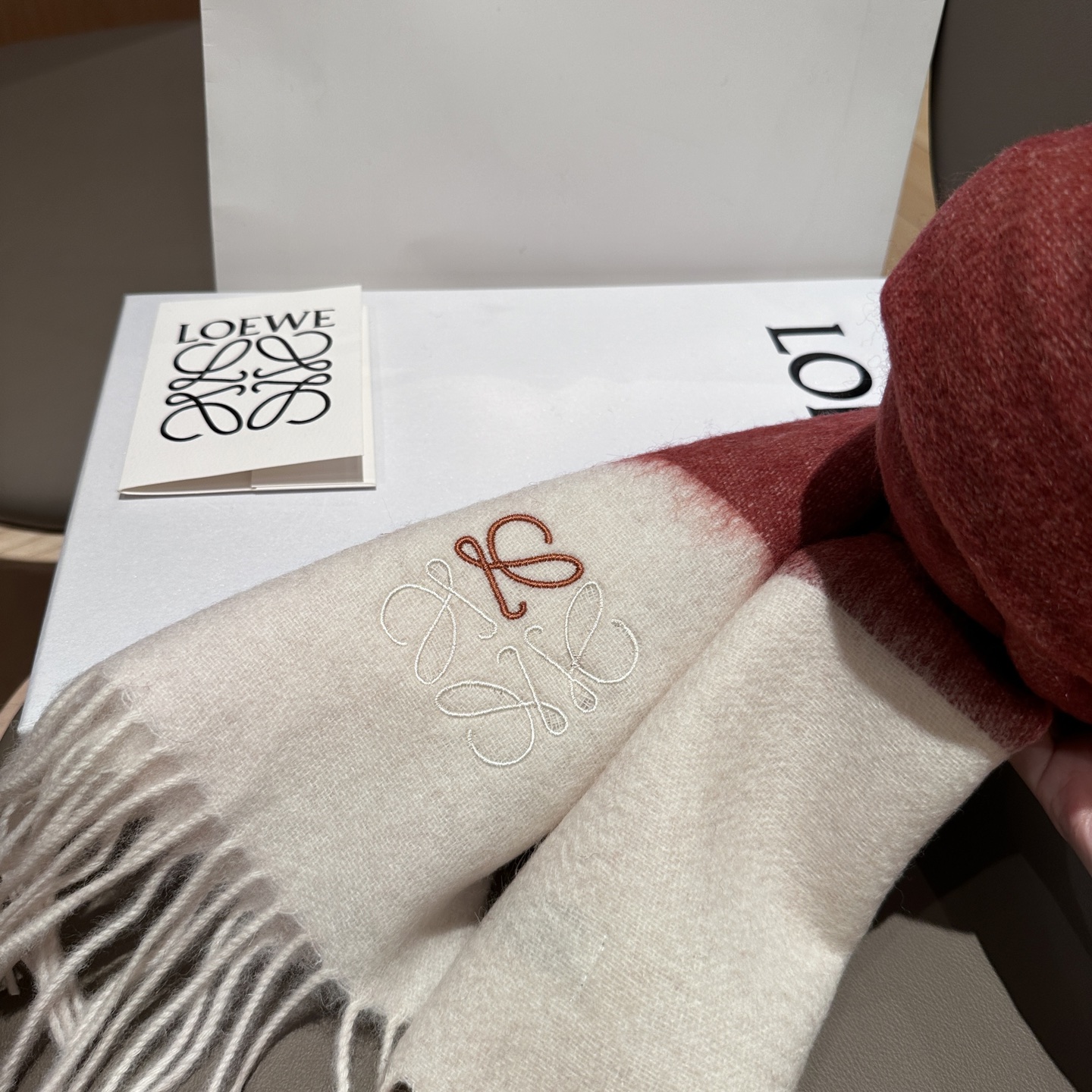 
太美了😍罗意威 情侣款 美到要尖叫😱最新款🎊英伦欧美范儿 又是一款即时尚又实用的大围巾&长巾，🎆撞色的