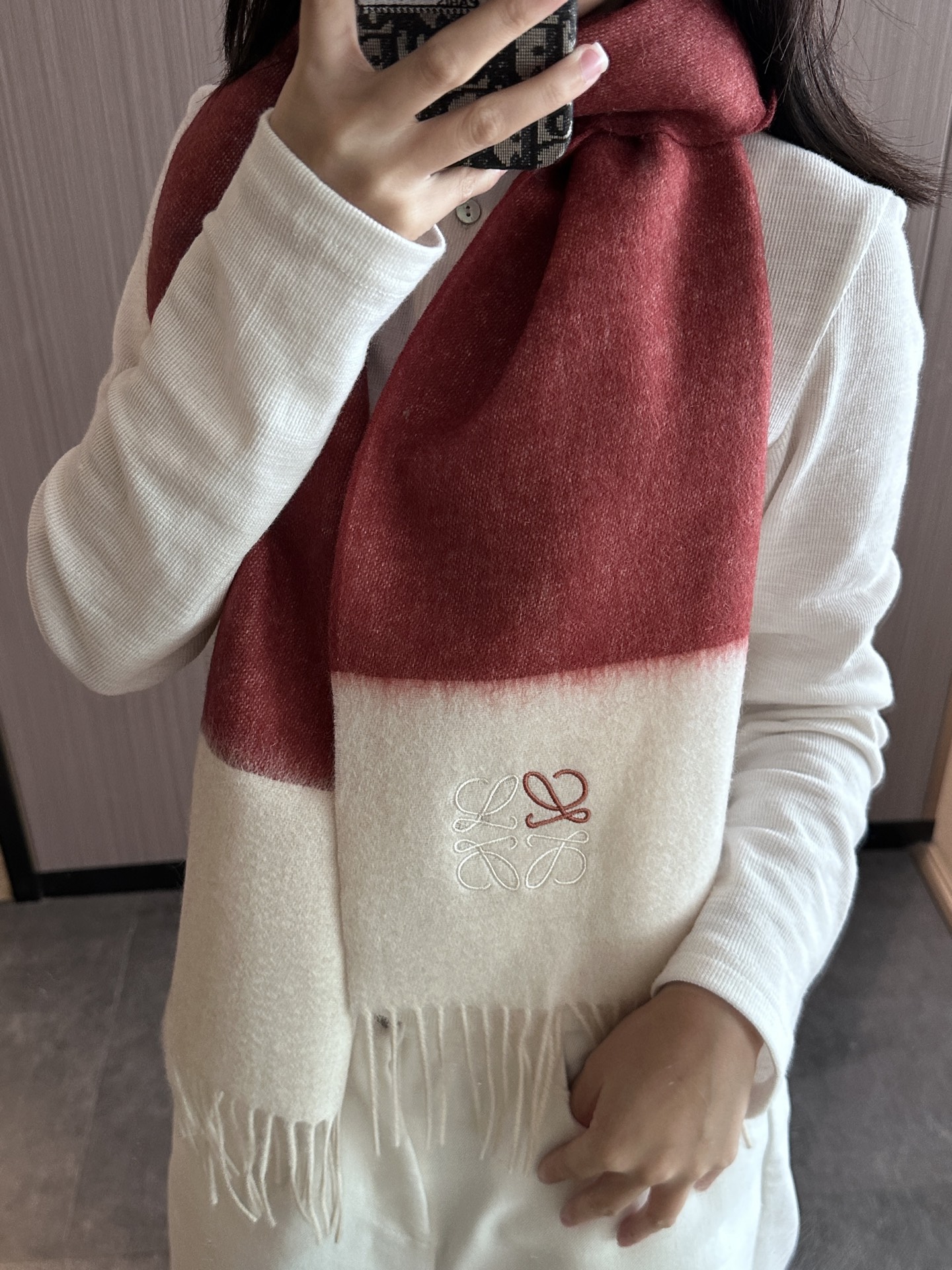 NO:341158,So beautiful, Lo Yiwei, couples, so beautiful that you want to scream the latest British, European and American style. Another fashionable and practical big scarf & long scarf. The contrasting color matching is very coordinated. The scarf feels soft and it is fashionable and warm when worn. It is elegant and stylish. For plaid controls, don't miss it. The size is 30*164+8*2. Please quickly grab the high-end scarf, high-end scarf, loewe19860909太美了罗意威 情侣款 美到要尖叫最新款英伦欧美范儿 又是一款即时尚又实用的大围巾&长巾,撞色的颜色搭配很协调,围巾手感柔软,戴起来时尚暖和,大气有范儿,格子控们,不要错过哦,尺寸30*164+8*2,亲们速度开抢高版本围巾,高版本围巾,loewe,scarf