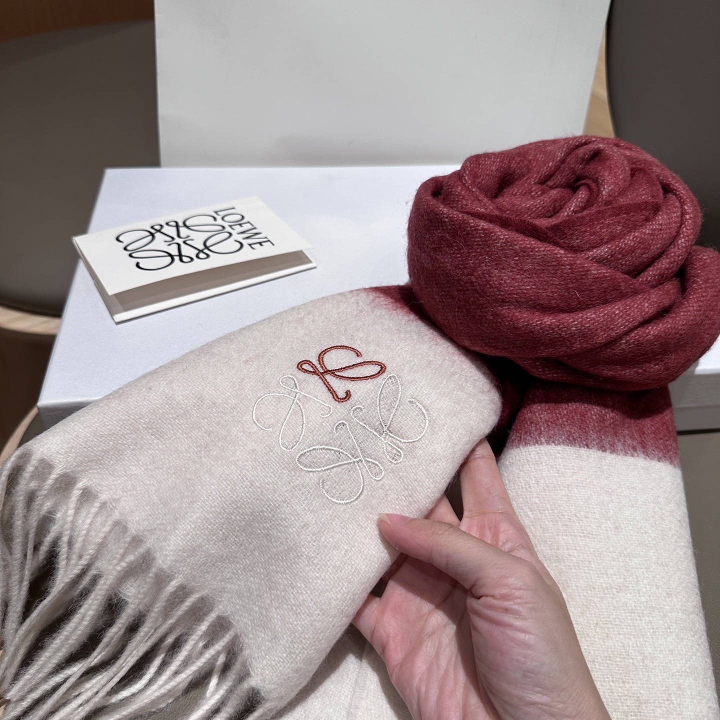 
太美了😍罗意威 情侣款 美到要尖叫😱最新款🎊英伦欧美范儿 又是一款即时尚又实用的大围巾&长巾，🎆撞色的