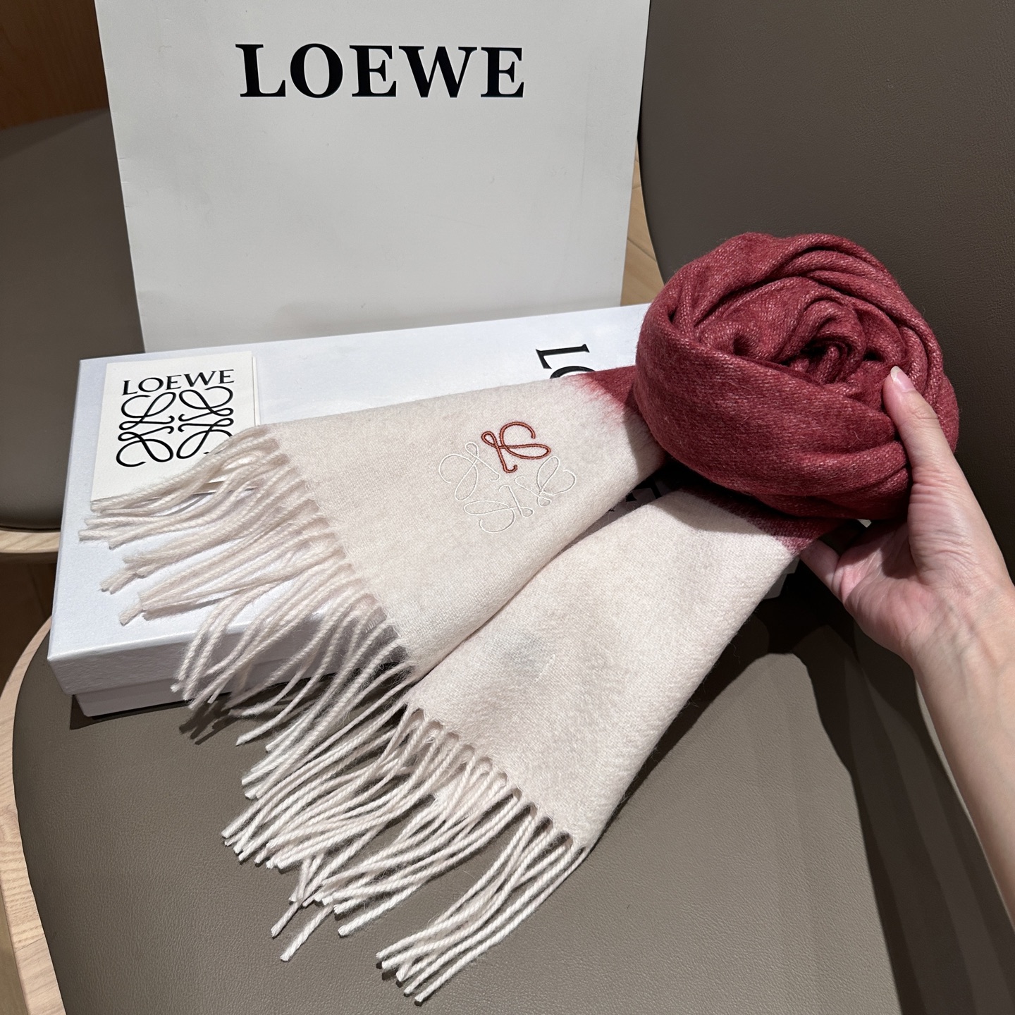 
太美了😍罗意威 情侣款 美到要尖叫😱最新款🎊英伦欧美范儿 又是一款即时尚又实用的大围巾&长巾，🎆撞色的