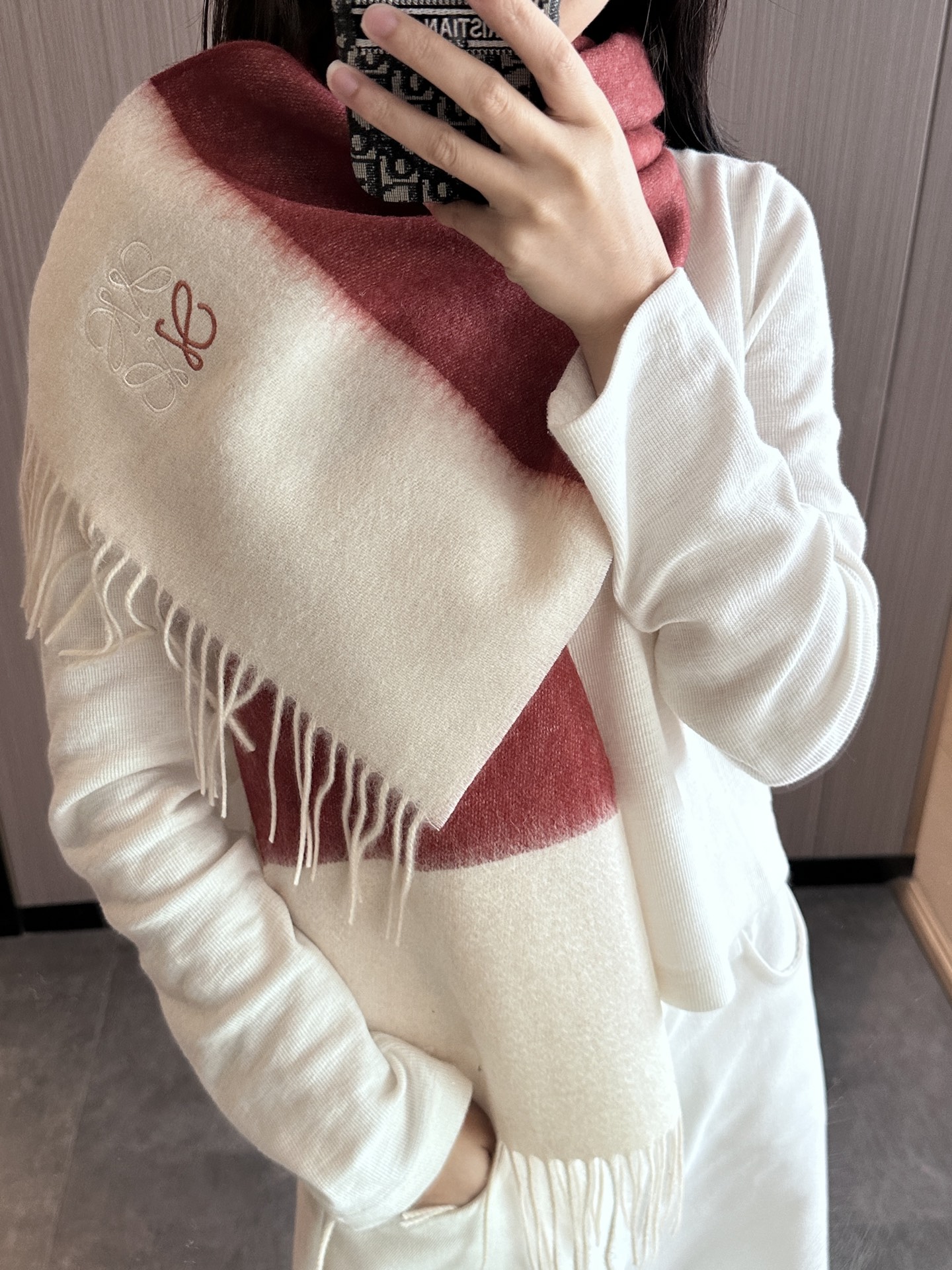 
太美了😍罗意威 情侣款 美到要尖叫😱最新款🎊英伦欧美范儿 又是一款即时尚又实用的大围巾&长巾，🎆撞色的