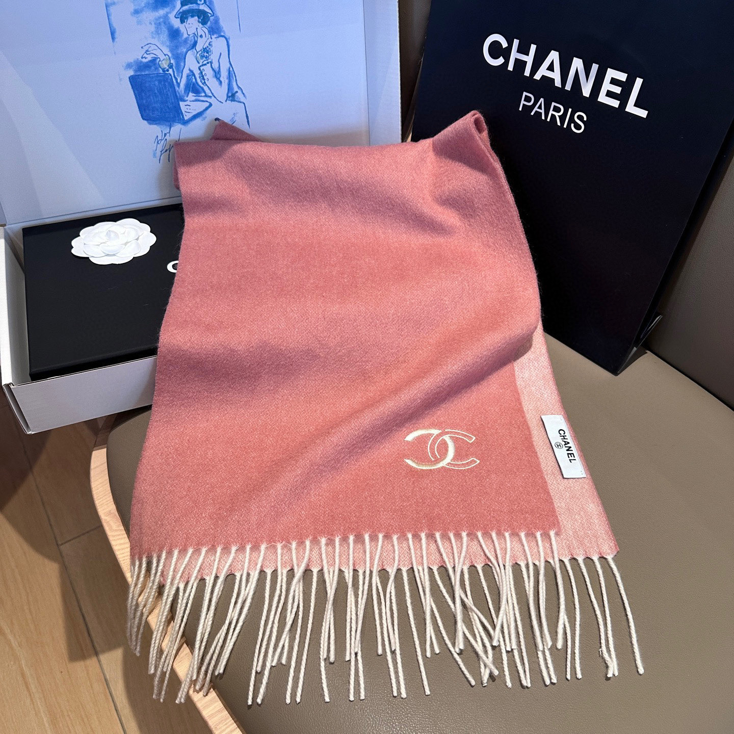 
 【▪Chanel · 香奈儿难得一见的温柔配色，超级迷恋❗️气质低调恬静又不失优雅❗️】重点推荐❗️