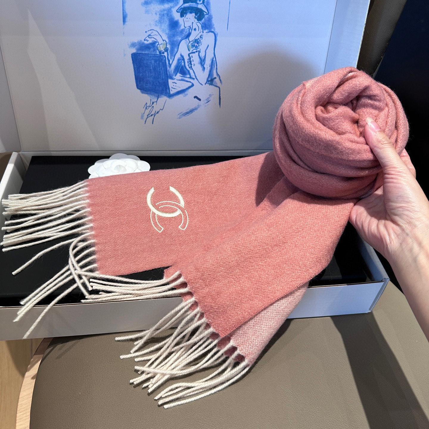 
 【▪Chanel · 香奈儿难得一见的温柔配色，超级迷恋❗️气质低调恬静又不失优雅❗️】重点推荐❗️