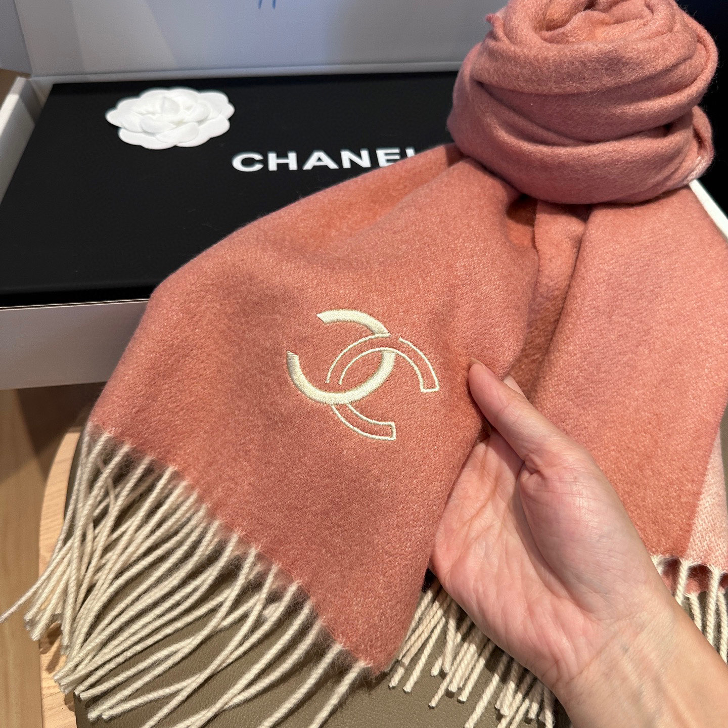 
 【▪Chanel · 香奈儿难得一见的温柔配色，超级迷恋❗️气质低调恬静又不失优雅❗️】重点推荐❗️