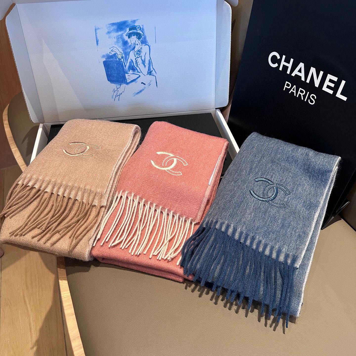 
 【▪Chanel · 香奈儿难得一见的温柔配色，超级迷恋❗️气质低调恬静又不失优雅❗️】重点推荐❗️