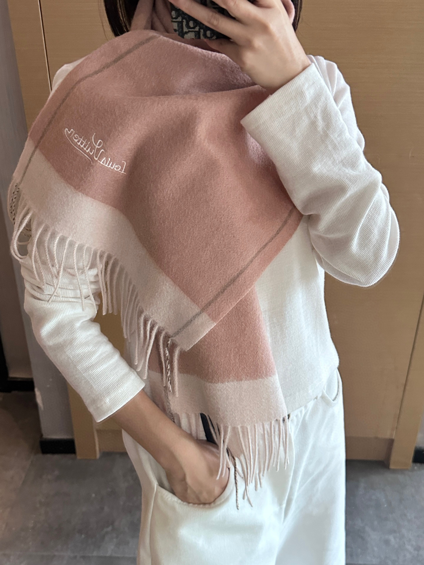 NO:341183,[Family welfare is here!  !  Lv high-end heavy scarf!  】Praise and recommend, excited ~!  !  It is absolutely necessary to start quickly, and the same process is difficult, it is super invincible and soft. Our price is really invincible and great value!  Mom's price feedback~ Fabric loves, the double-sided cashmere yarn is really clear and clean, and the velvet feels really invincible and comfortable when you hold it in your hand!  Very soft, the upper body is invincible and beautiful. A medium-thickness, very nice neck-friendly model~ Size specifications 30*185cm high-version scarf, high-version scarf, louis vuitton19860909【家属福利来了！！Lv 高端重磅围巾！】怒赞推荐,激动~！！下手绝对要快,同工艺难度大,超级无敌软糯 我们这个价格真的无敌超值！亲妈价格回馈~面料大爱,双面的羊绒纱线真的清晰干净,握在手里绒感真的超级无敌舒服！非常柔软,上身效果无敌好看 中等厚度,非常亲脖子的一款~ 尺寸规格30*185cm高版本围巾,高版本围巾,louis vuitton,scarf