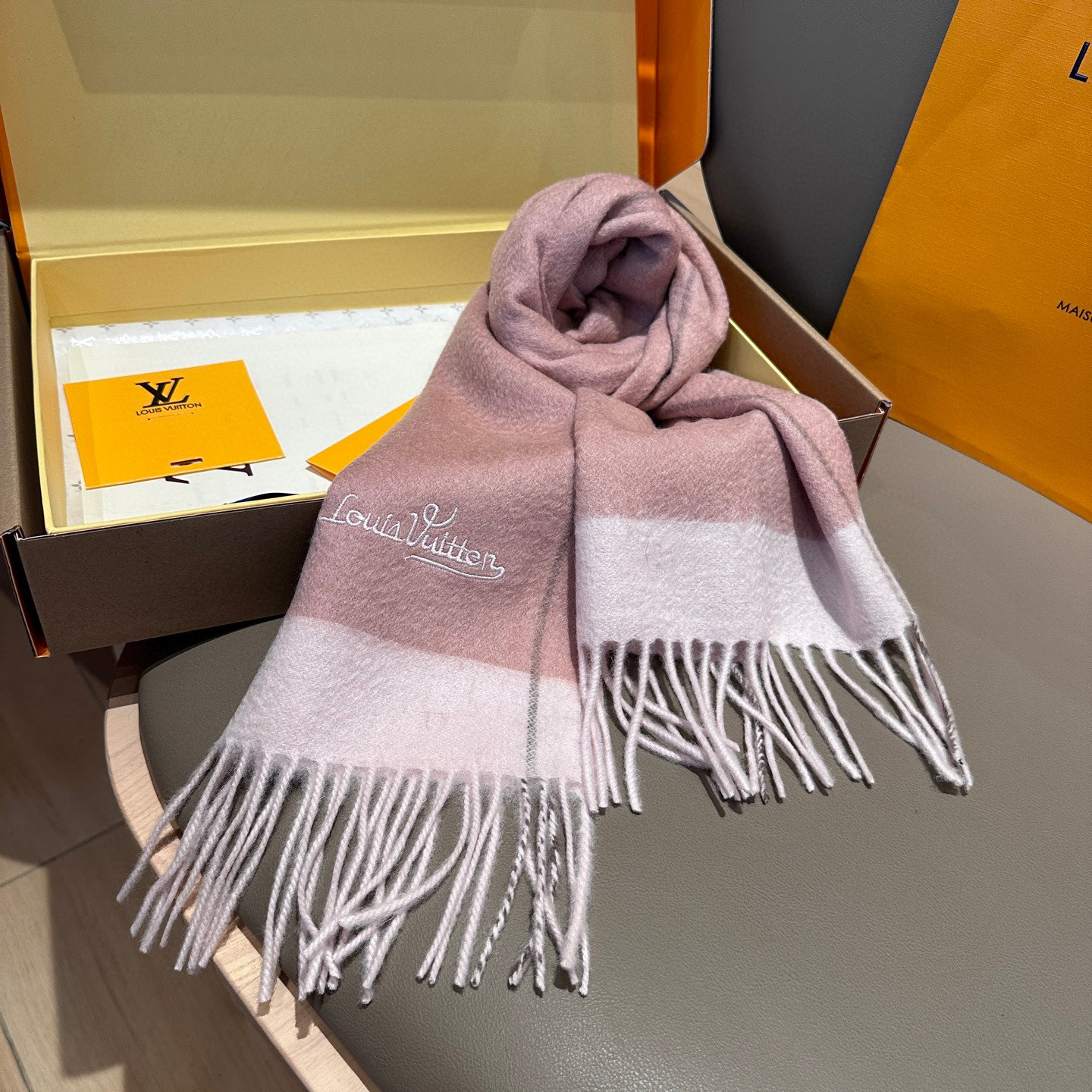 
 【▪️家属福利来了！！Lv 高端重磅围巾！】怒赞推荐，激动~！！下手绝对要快，同工艺难度大，超级无敌