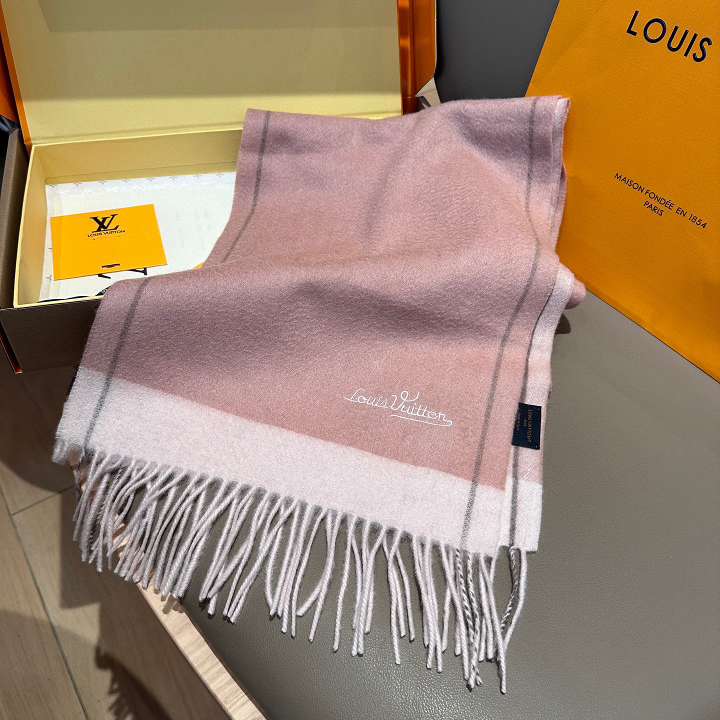 
 【▪️家属福利来了！！Lv 高端重磅围巾！】怒赞推荐，激动~！！下手绝对要快，同工艺难度大，超级无敌