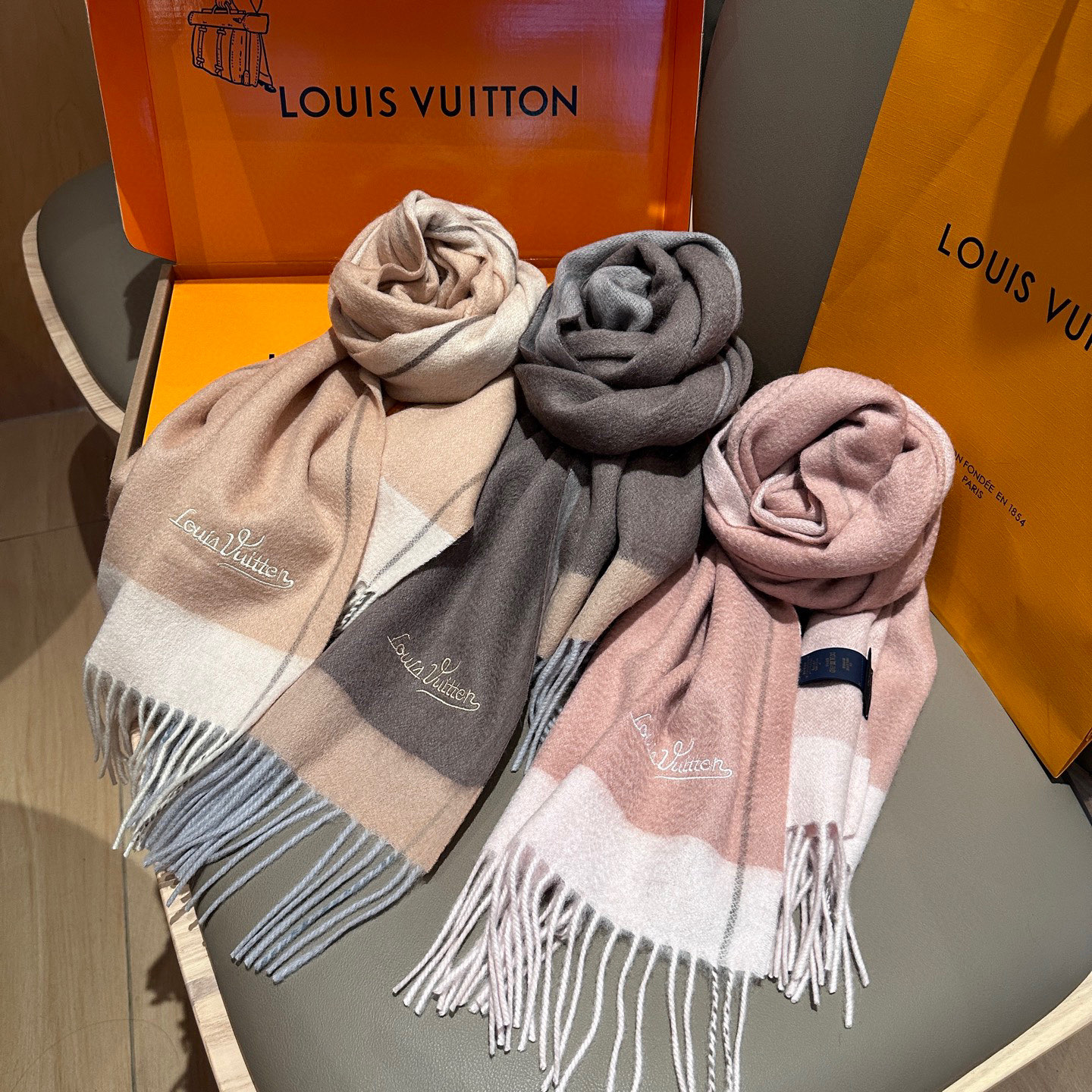 
 【▪️家属福利来了！！Lv 高端重磅围巾！】怒赞推荐，激动~！！下手绝对要快，同工艺难度大，超级无敌