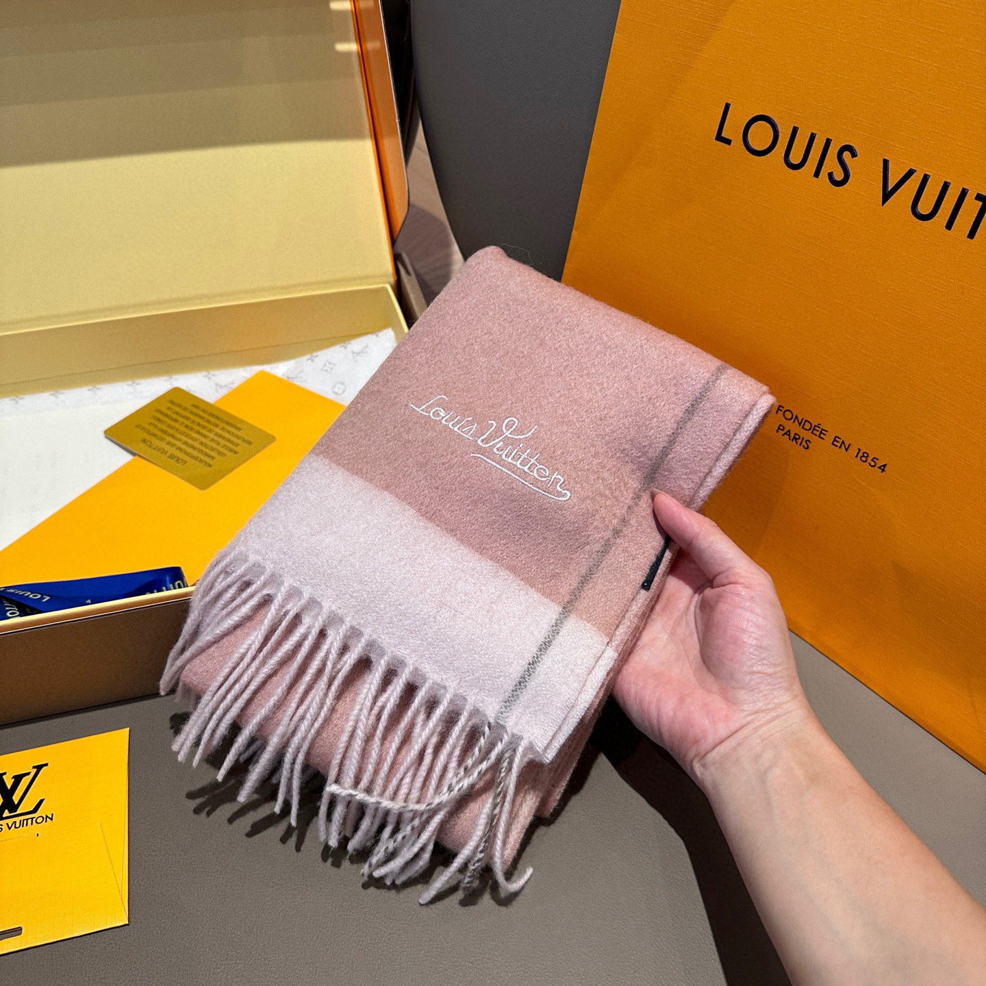 
 【▪️家属福利来了！！Lv 高端重磅围巾！】怒赞推荐，激动~！！下手绝对要快，同工艺难度大，超级无敌