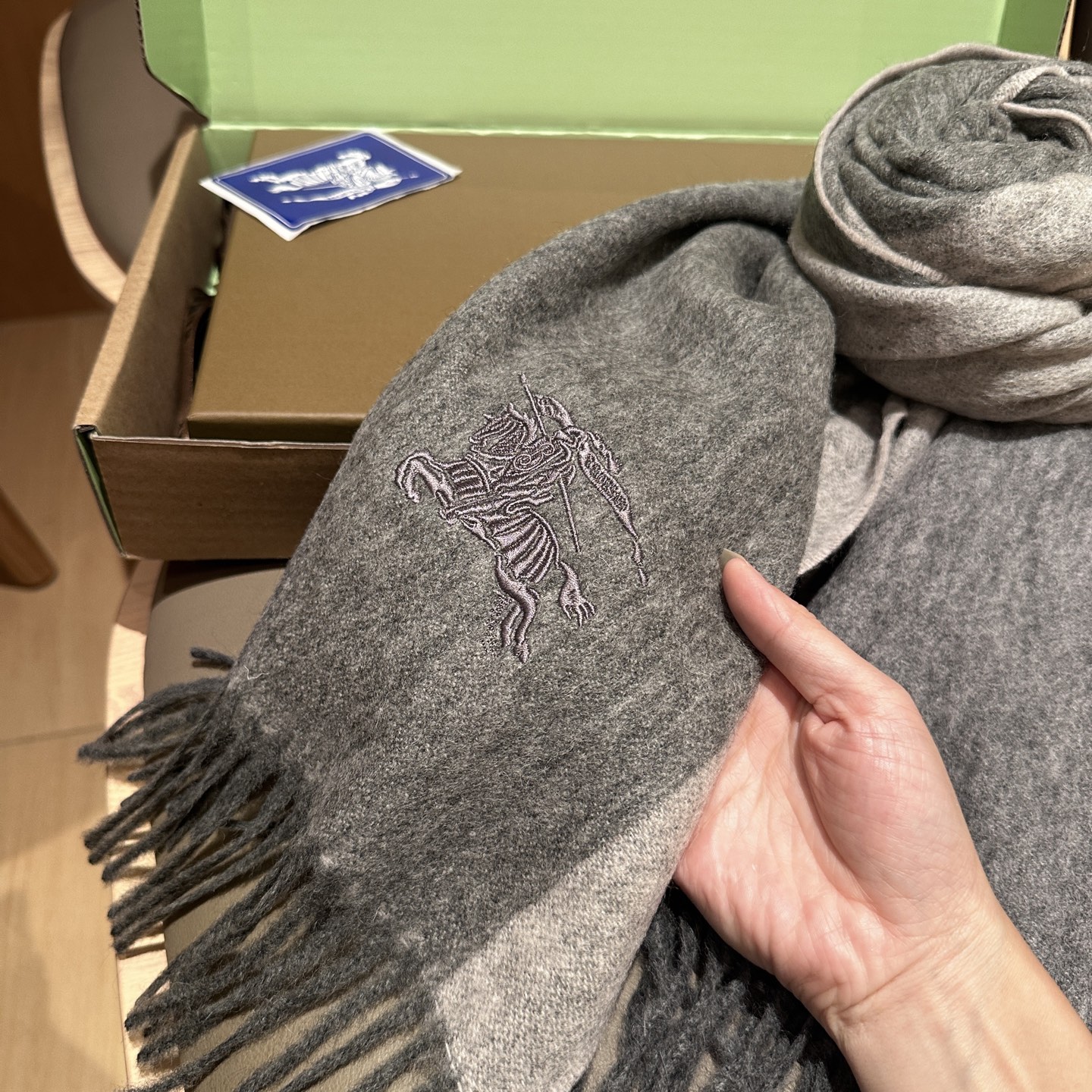 
Burberry · 巴宝莉围巾❗️好看的要疯掉了，太有型太有魅力了❗️❗️非常斯文时尚的秋冬单品！真