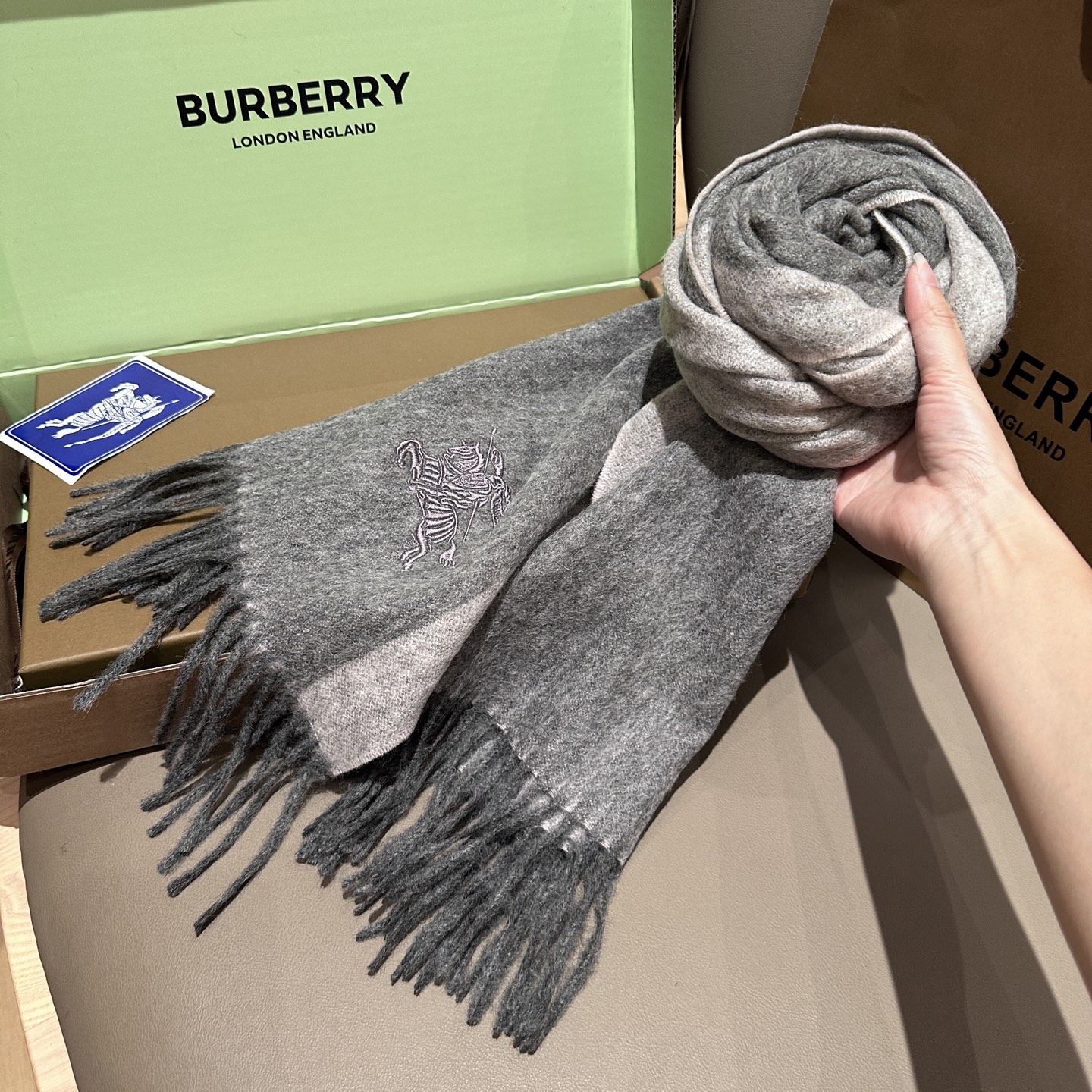 
Burberry · 巴宝莉围巾❗️好看的要疯掉了，太有型太有魅力了❗️❗️非常斯文时尚的秋冬单品！真