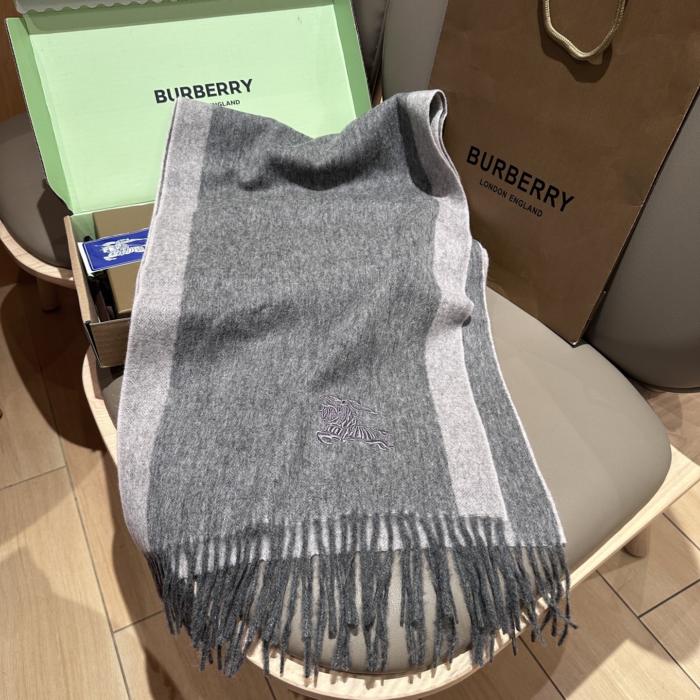 
Burberry · 巴宝莉围巾❗️好看的要疯掉了，太有型太有魅力了❗️❗️非常斯文时尚的秋冬单品！真