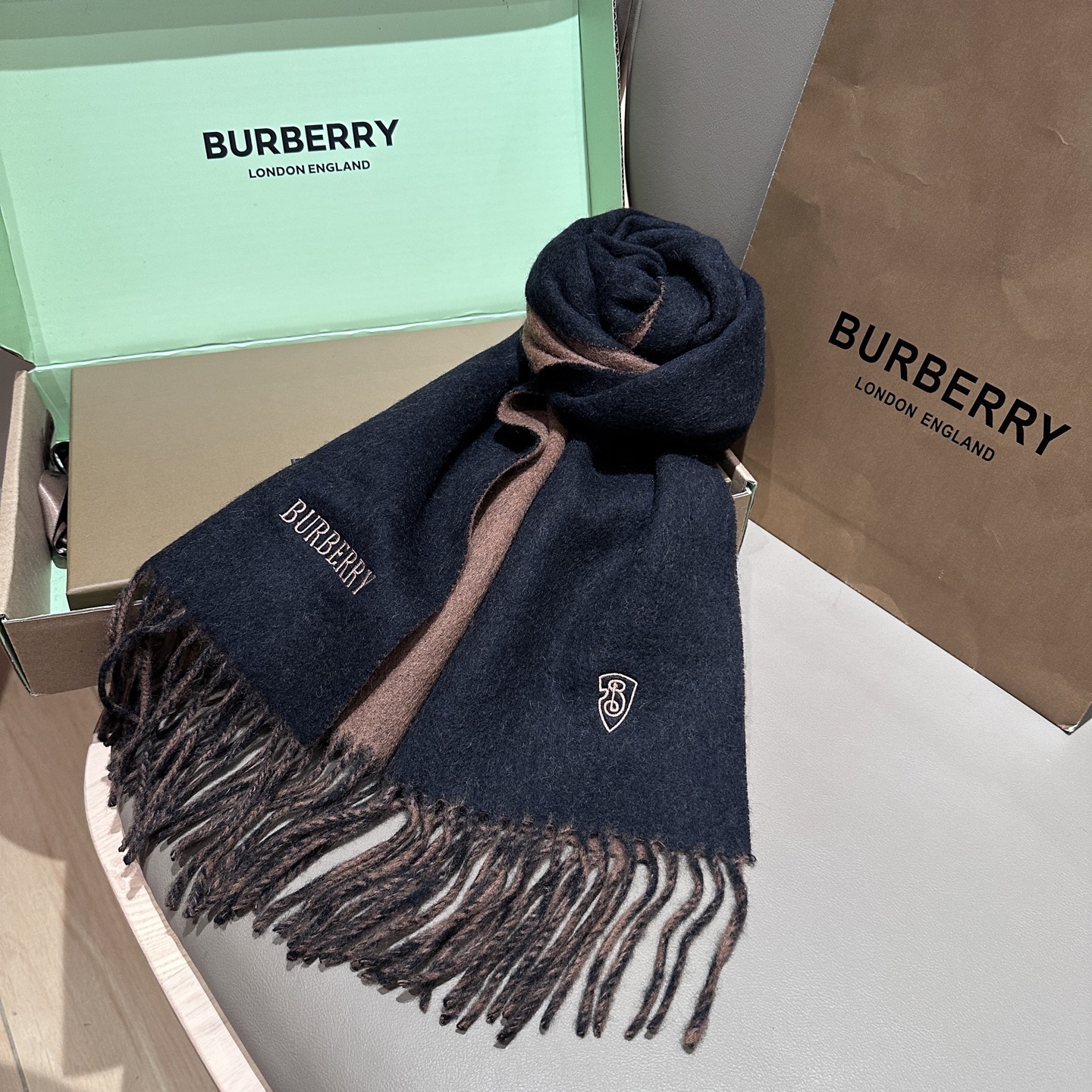 
巴宝莉围巾❗️好看的要疯掉了，太有型太有魅力了❗️❗️非常斯文时尚的秋冬单品！真的很喜欢，非常Clas