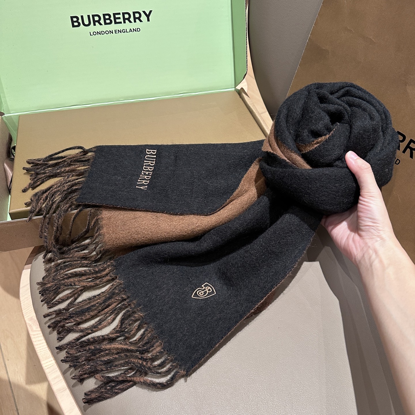 
巴宝莉围巾❗️好看的要疯掉了，太有型太有魅力了❗️❗️非常斯文时尚的秋冬单品！真的很喜欢，非常Clas