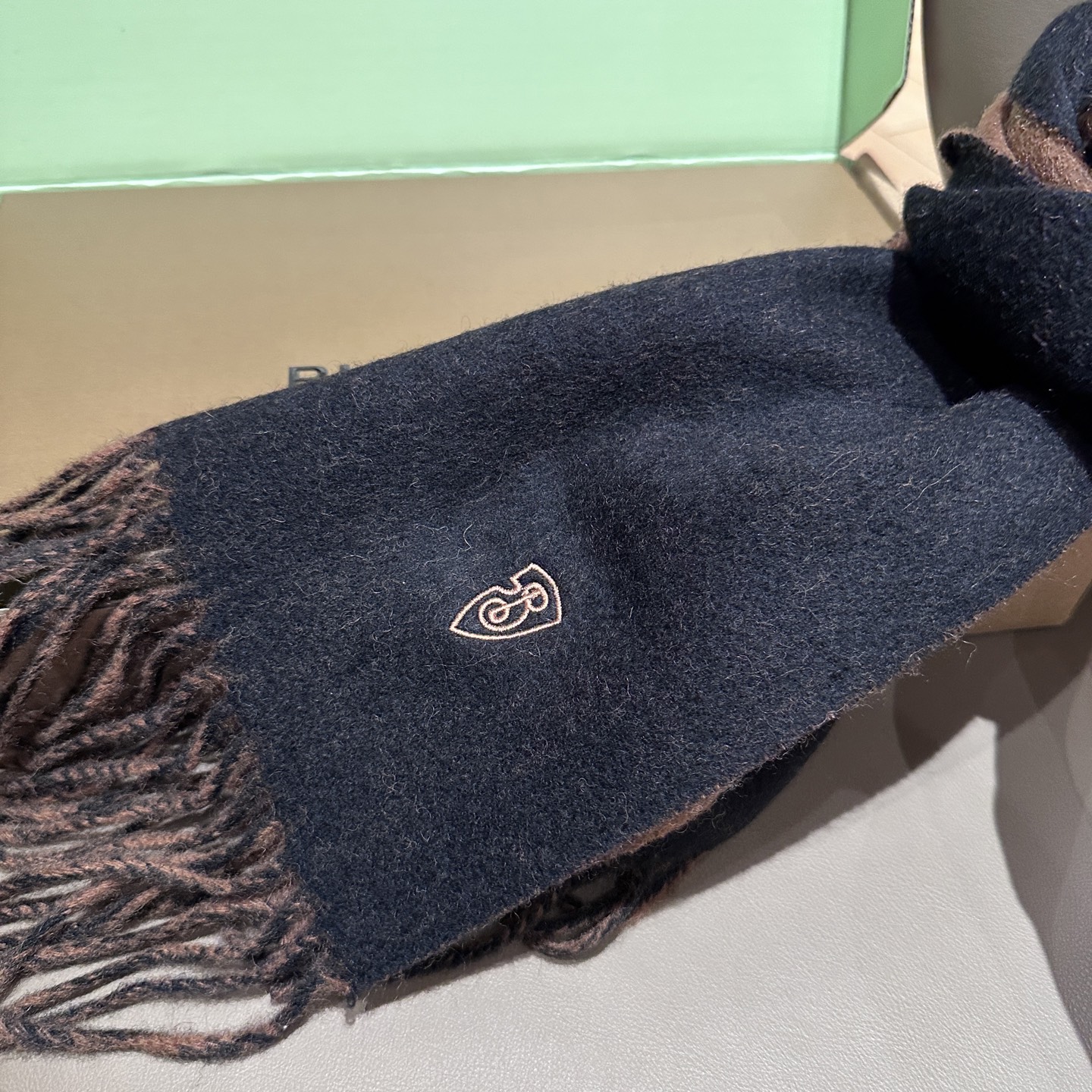 
巴宝莉围巾❗️好看的要疯掉了，太有型太有魅力了❗️❗️非常斯文时尚的秋冬单品！真的很喜欢，非常Clas