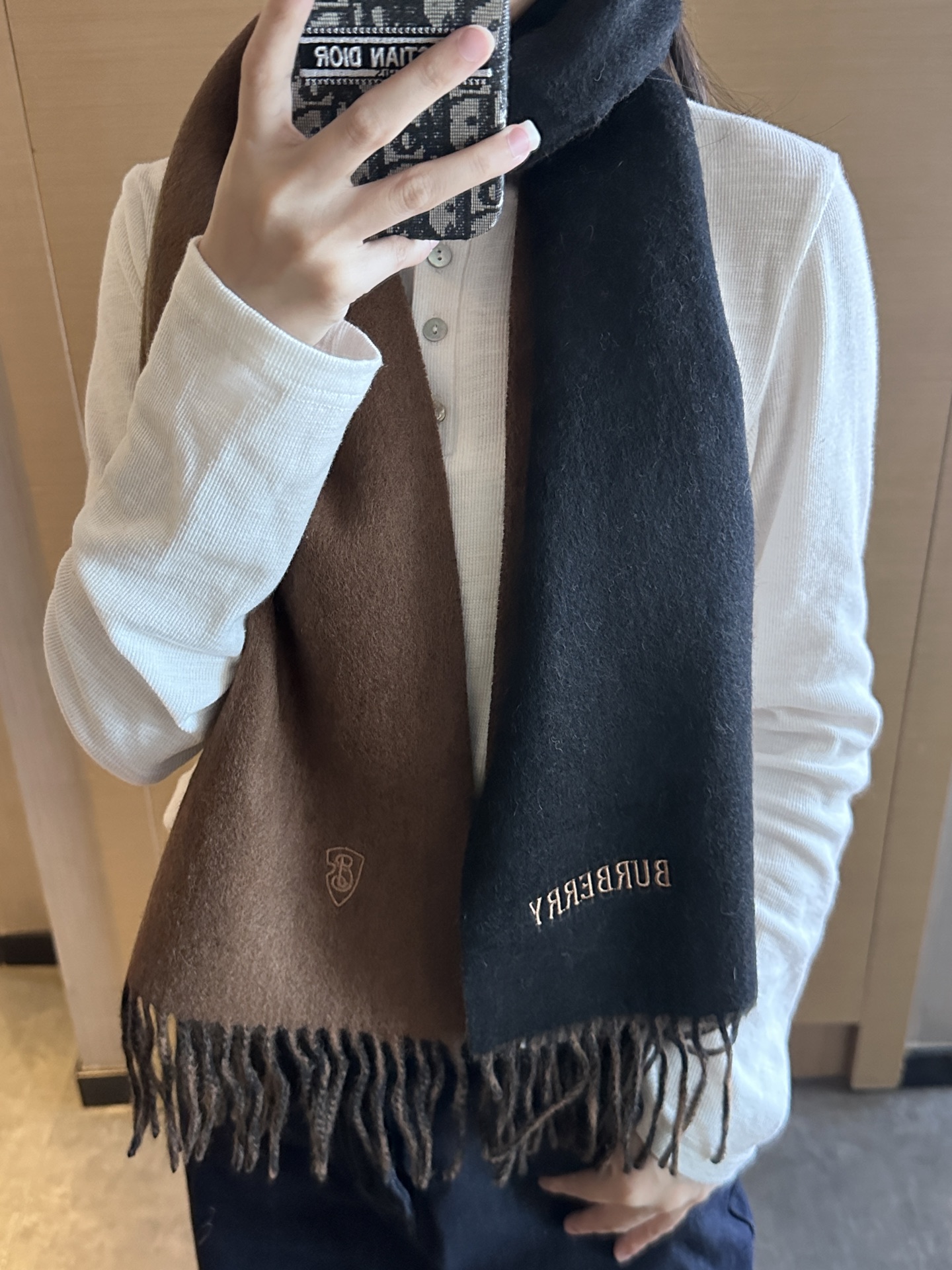 NO:341607,The Burberry scarf looks so beautiful that it is crazy. It is so stylish and charming. It is very gentle and fashionable autumn and winter items!  I really like it, very Classical men's design. There are few things for men and the touch is really amazing. The upper body effect is really good no matter how you surround it!  !  This style is really bought with your eyes closed, and it is easy to control at any age!  !  !  30*180cm high-version scarf, high-version scarf, burberry19860909巴宝莉围巾好看的要疯掉了,太有型太有魅力了非常斯文时尚的秋冬单品！真的很喜欢,非常Classical的男款设计.男人的东西少而精手感真的绝了上身效果真的随便怎么围都好看！！这种款式真的闭着眼买,任何年龄层都轻松驾驭！！！30*180cm高版本围巾,高版本围巾,burberry,scarf