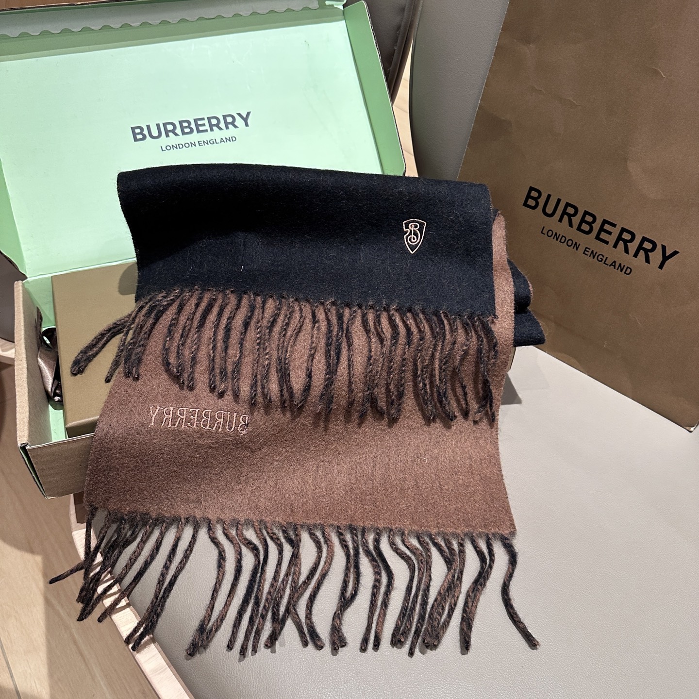 
巴宝莉围巾❗️好看的要疯掉了，太有型太有魅力了❗️❗️非常斯文时尚的秋冬单品！真的很喜欢，非常Clas