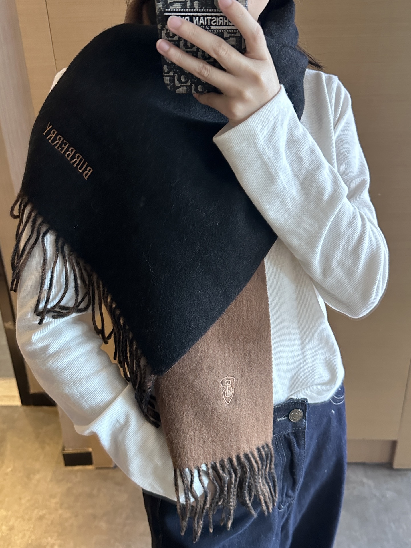 
巴宝莉围巾❗️好看的要疯掉了，太有型太有魅力了❗️❗️非常斯文时尚的秋冬单品！真的很喜欢，非常Clas