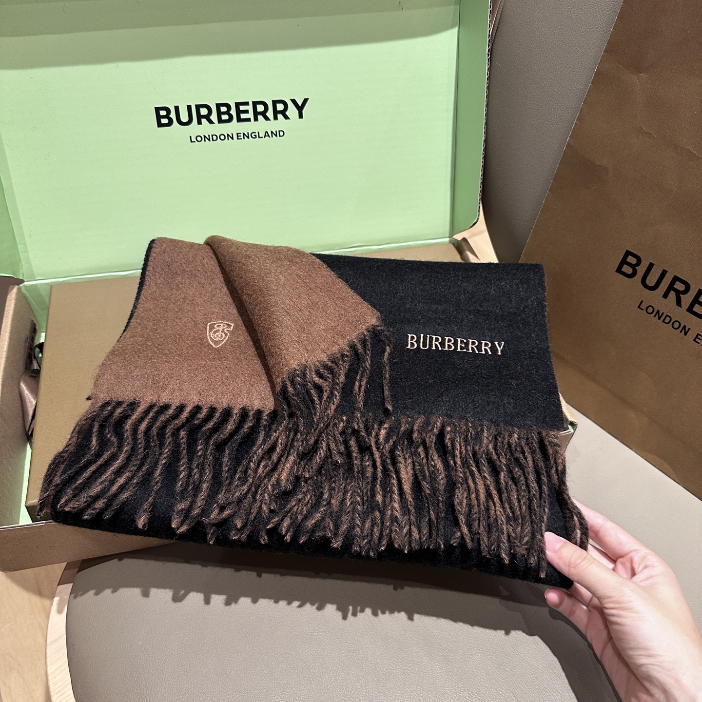 
巴宝莉围巾❗️好看的要疯掉了，太有型太有魅力了❗️❗️非常斯文时尚的秋冬单品！真的很喜欢，非常Clas