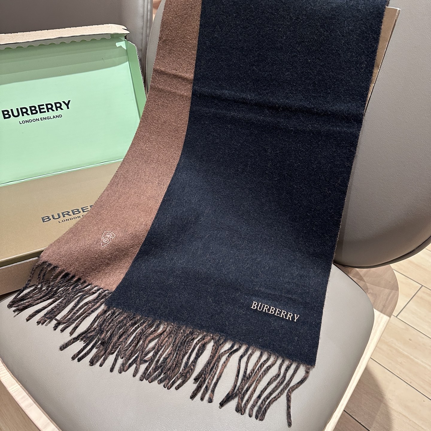 
巴宝莉围巾❗️好看的要疯掉了，太有型太有魅力了❗️❗️非常斯文时尚的秋冬单品！真的很喜欢，非常Clas