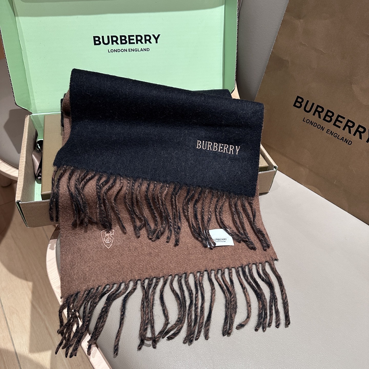 
巴宝莉围巾❗️好看的要疯掉了，太有型太有魅力了❗️❗️非常斯文时尚的秋冬单品！真的很喜欢，非常Clas