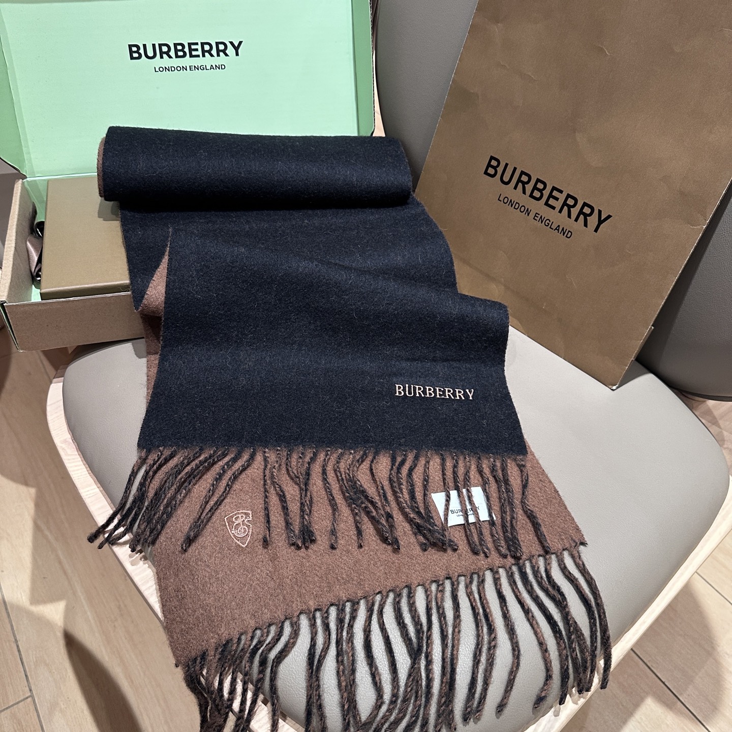 
巴宝莉围巾❗️好看的要疯掉了，太有型太有魅力了❗️❗️非常斯文时尚的秋冬单品！真的很喜欢，非常Clas